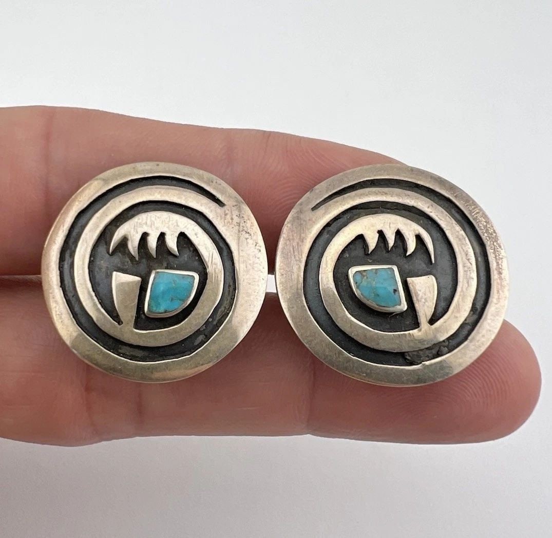 VTG HOPI STERLING SILVER TRIBAL WAVE OVERLAY & FLUSH TURQUOISE SCREW EARRINGS: VTG HOPI STERLING SILVER TRIBAL WAVE OVERLAY & FLUSH TURQUOISE SCREW EARRINGS Vtg Hopi Sterling Silver Tribal Wave Overlay & Flush Turquoise Screw Earrings Size: 1" Tall & 1" Wide Weight is 9.5 Grams 