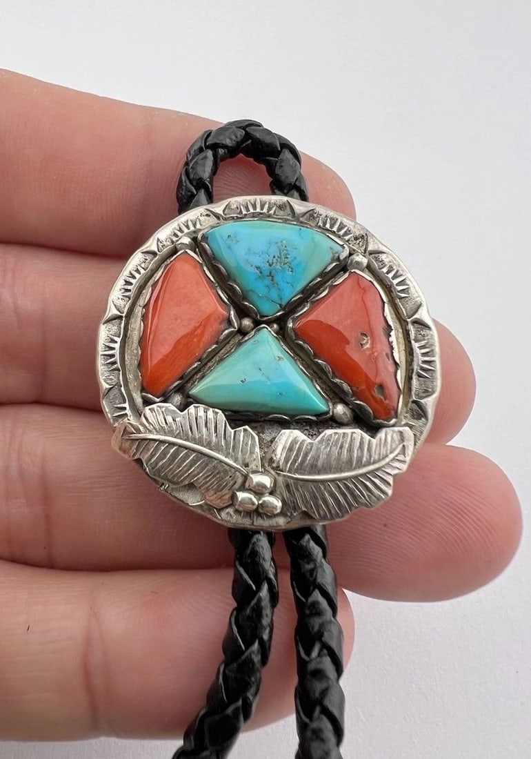 VTG ALAN PENKETEWA ZUNI STERLING SILVER TURQUOISE & CORAL ROUND BOLO TIE 1.25": VTG ALAN PENKETEWA ZUNI STERLING SILVER TURQUOISE & CORAL ROUND BOLO TIE 1.25" Vtg Alan Penketewa Zuni Sterling Silver Turquoise & Coral Round Bolo Tie 1.25" Size: 1 1/4" Tall & Wide Weight is 23.7 Gr