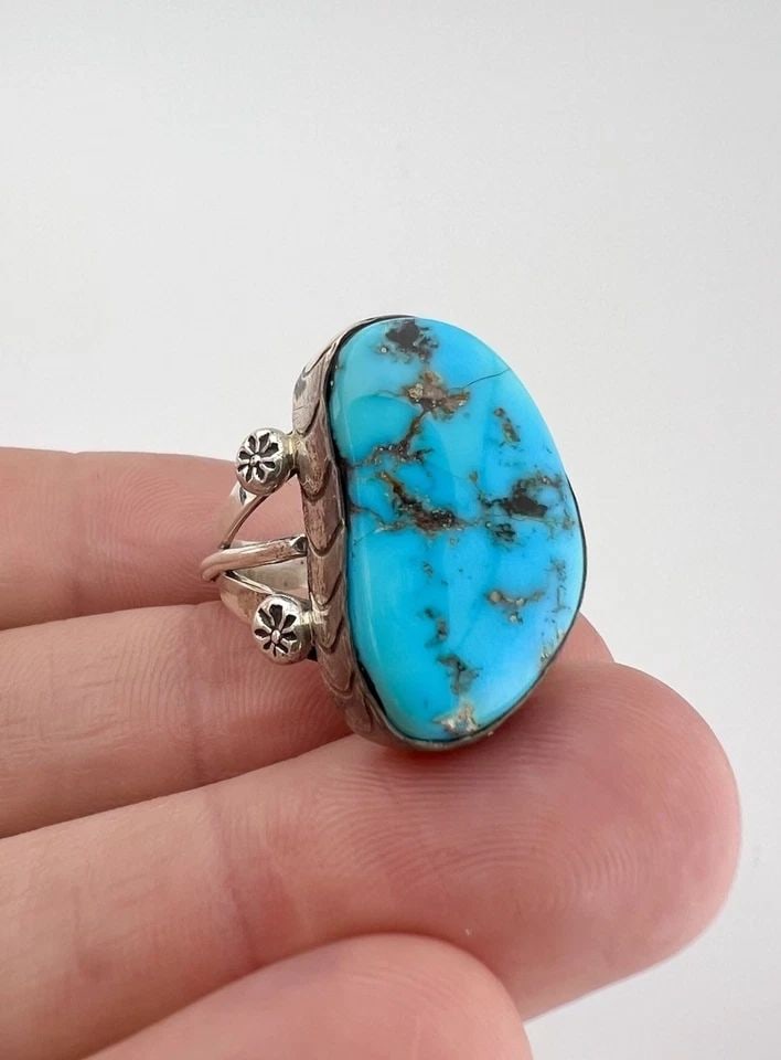 VINTAGE NAVAJO STERLING SILVER HIGH GRADE KINGMAN TURQUOISE STAMPED RING: VINTAGE NAVAJO STERLING SILVER HIGH GRADE KINGMAN TURQUOISE STAMPED RING Vintage Navajo Sterling Silver High Grade Kingman Turquoise Stamped Ring Ring Size: 7 - Can Be Resized Weight is 8.2 Grams on m