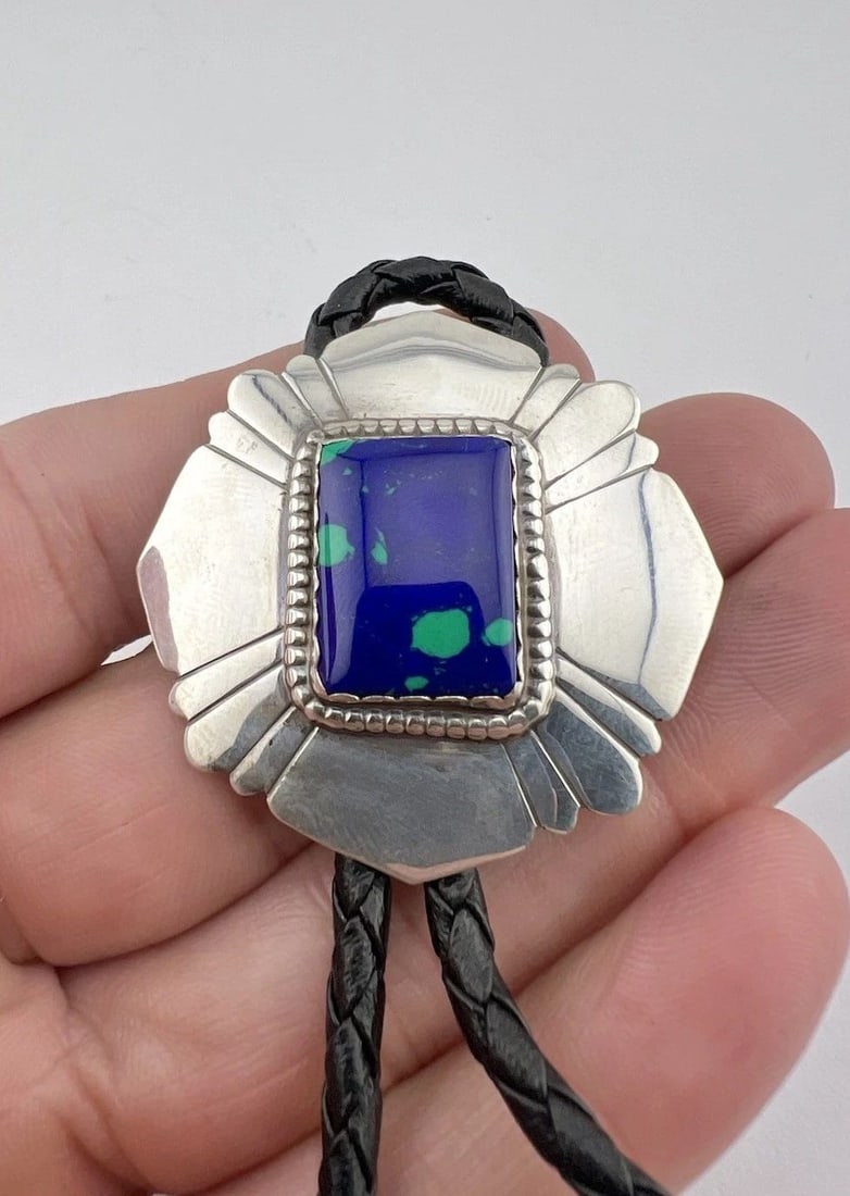 VINTAGE NAVAJO STERLING SILVER AZURITE STAMPED RECTANGLE BOLO TIE 1 5/8": VINTAGE NAVAJO STERLING SILVER AZURITE STAMPED RECTANGLE BOLO TIE 1 5/8" Vintage Navajo Sterling Silver Azurite Stamped Rectangle Bolo Tie 1 5/8" Size: 1 5/8" Tall & Wide Weight is 20.7 Grams on my sc