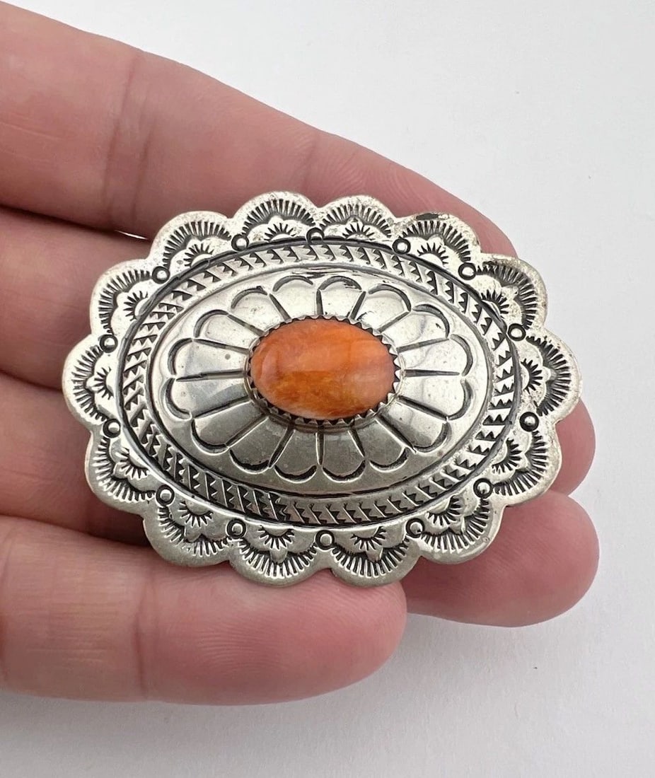 VTG NAVAJO STERLING SILVER SPINY OYSTER SHELL STAMPED WOMENS OVAL BELT BUCKLE 2": VTG NAVAJO STERLING SILVER SPINY OYSTER SHELL STAMPED WOMENS OVAL BELT BUCKLE 2" Vtg Navajo Sterling Silver Spiny Oyster Shell Stamped Women's Oval Belt Buckle 2" Size: Slightly Over 2" Wide By 1 1/2"