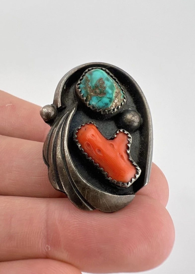 VTG NAVAJO STERLING SILVER ROYSTON TURQUOISE & RED CORAL STAMPED SHADOWBOX RING: VTG NAVAJO STERLING SILVER ROYSTON TURQUOISE & RED CORAL STAMPED SHADOWBOX RING Vtg Navajo Sterling Silver Royston Turquoise & Red Coral Stamped Shadowbox Ring Ring Size: 8.5 - Can Be Re Sized Weight 