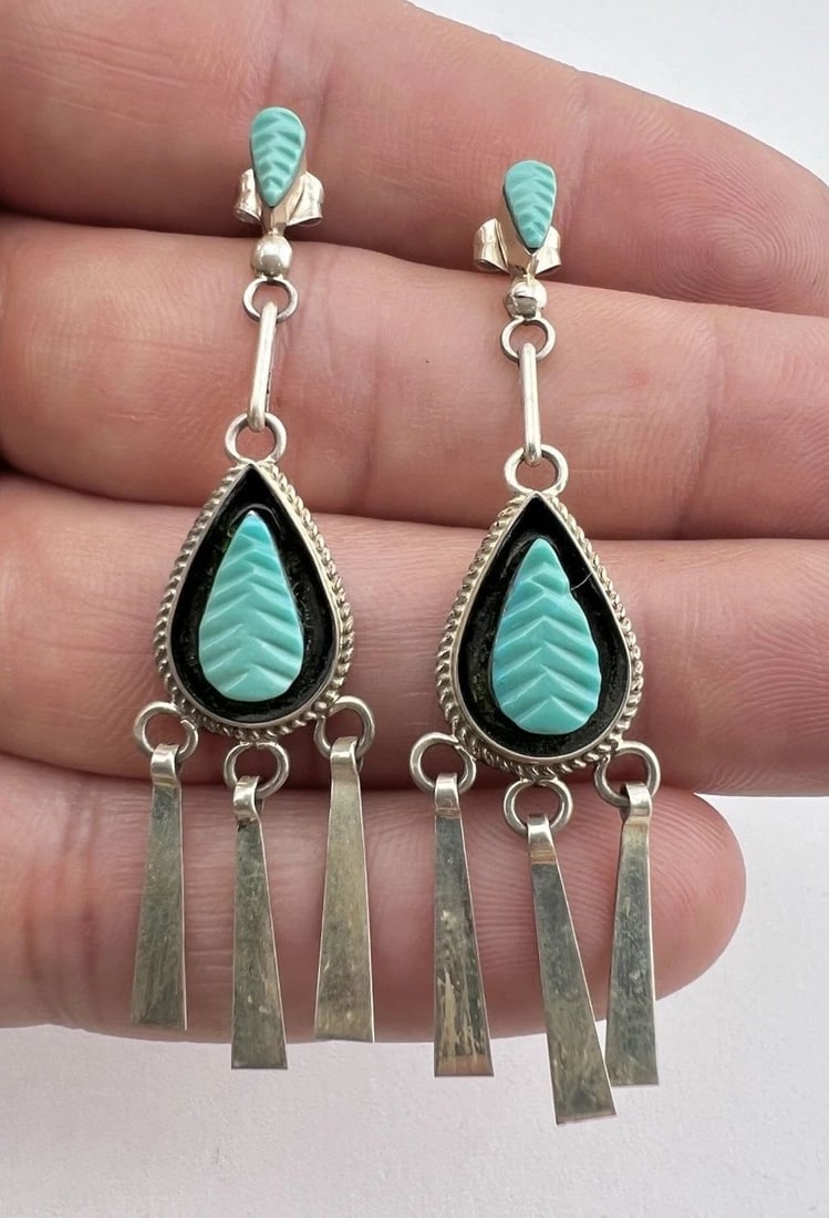 VTG ZUNI STERLING SILVER CARVED TURQUOISE INLAY POST DANGLE EARRING 2.25": VTG ZUNI STERLING SILVER CARVED TURQUOISE INLAY POST DANGLE EARRING 2.25" Vtg Zuni Sterling Silver Carved Turquoise Inlay Post Dangle Earring 2.25" Size: 2.25" Tall With Dangle By 5/8" Wide Weight is 