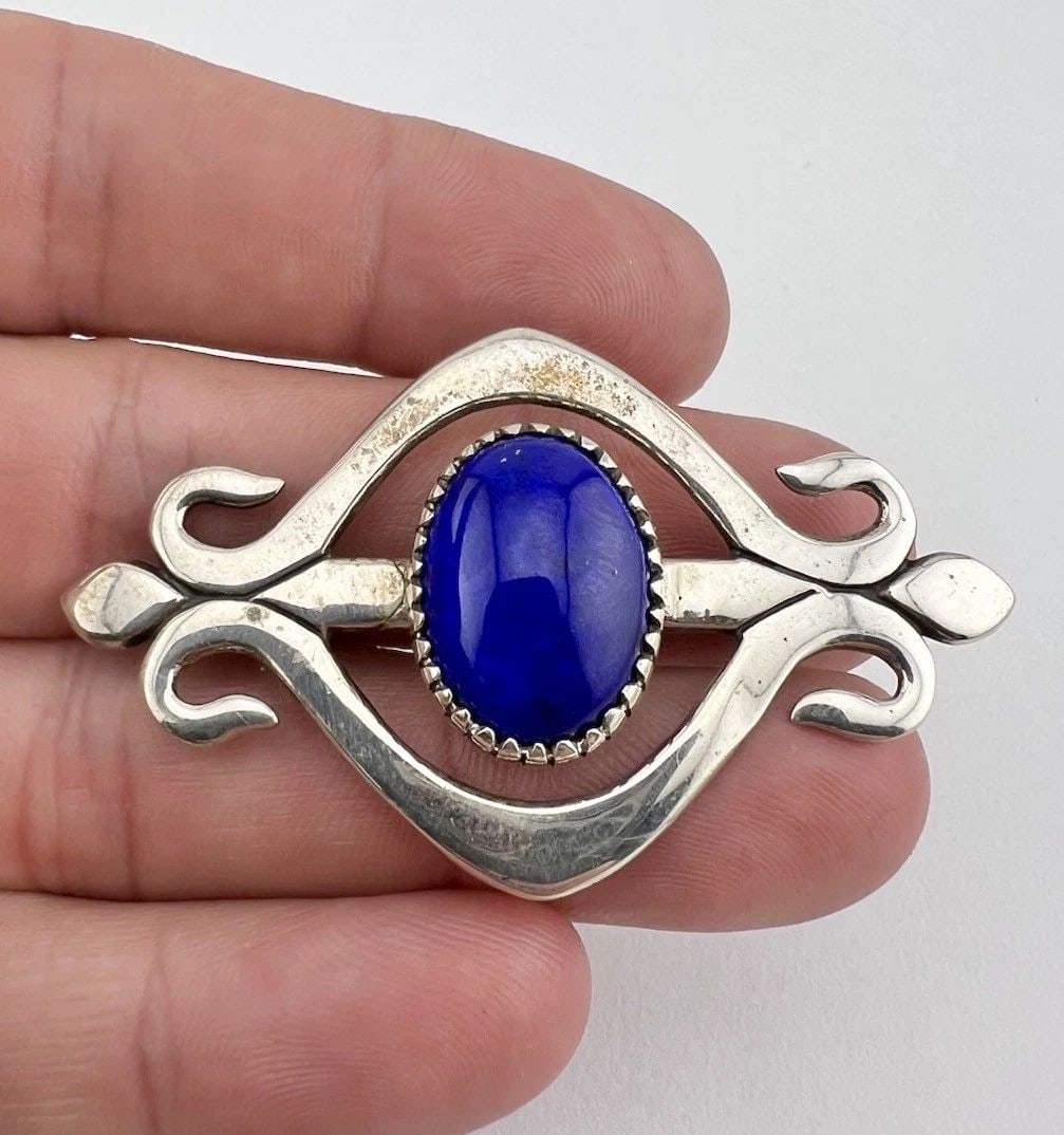 VTG NAVAJO STERLING SILVER NATURAL BLUE LAPIS LAZULI STAMPED PIN BROOCH 2.25": VTG NAVAJO STERLING SILVER NATURAL BLUE LAPIS LAZULI STAMPED PIN BROOCH 2.25" Vtg Navajo Sterling Silver Natural Blue Lapis Lazuli Stamped Pin Brooch 2.25" Size: 1 3/8" Tall & 2 1/4" Wide Metal: Sterl