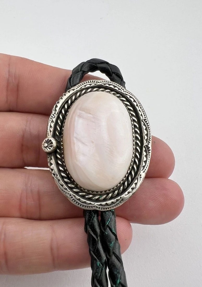 VTG NAVAJO STERLING SILVER LIGHT PINK MOTHER OF PEARL STAMPED BOLO TIE 1 5/8": VTG NAVAJO STERLING SILVER LIGHT PINK MOTHER OF PEARL STAMPED BOLO TIE 1 5/8" Vtg Navajo Sterling Silver Light Pink Mother Of Pearl Stamped Oval Bolo Tie 1 5/8" Size: 1 5/8" Tall & Over 1 1/4Wide Weig