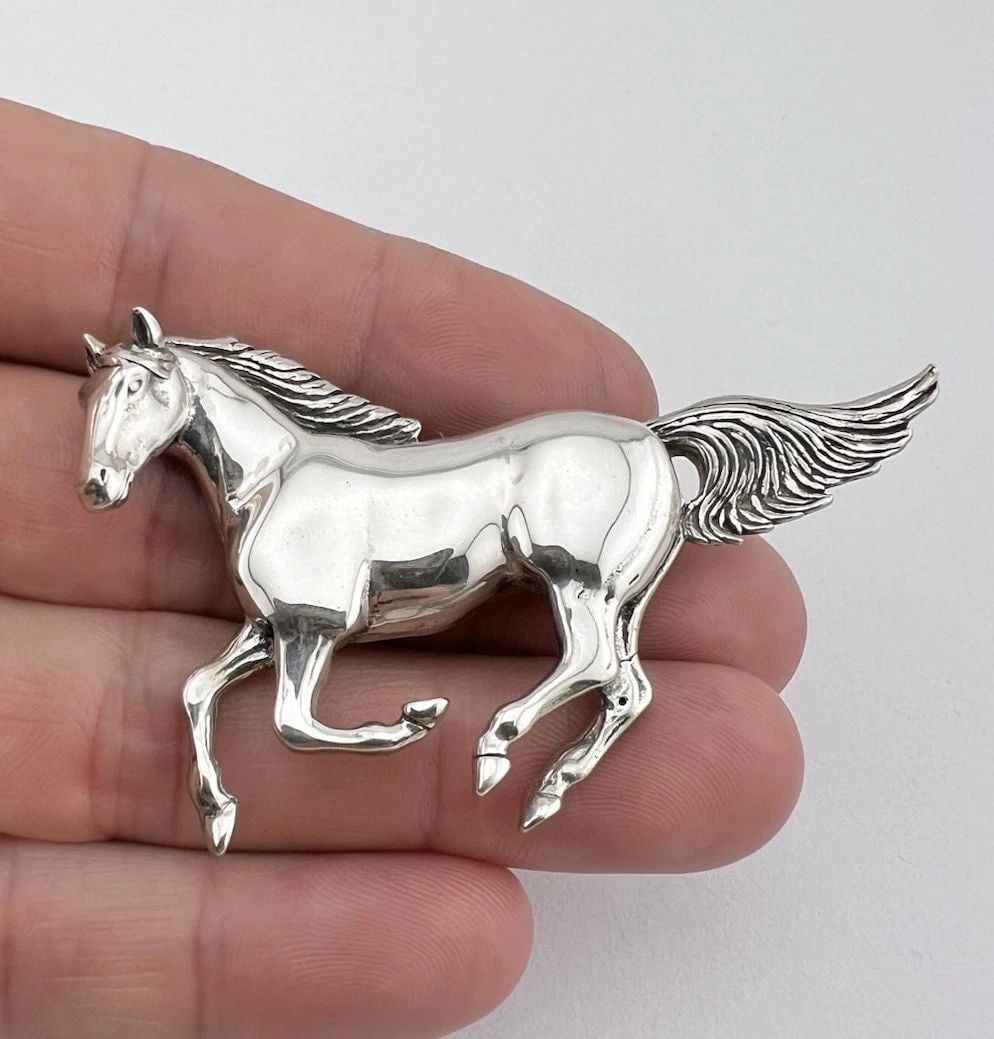 HUGE VINTAGE NAVAJO STERLING SILVER CAST HORSE PIN BROOCH 2.5" - 24.2G: HUGE VINTAGE NAVAJO STERLING SILVER CAST HORSE PIN BROOCH 2.5" - 24.2G HUGE Vintage Navajo Sterling Silver Cast Horse Pin Brooch 2.5" - 24.2g Size: Slightly Over 2 1/2" Wide By 1 5/8" Tall Metal: Ster
