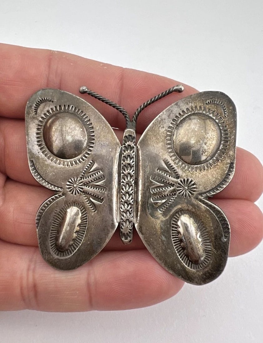 VTG FRED HARVEY ERA NAVAJO STERLING SILVER STAMPED BUTTERFLY PIN PENDANT 2.25": VTG FRED HARVEY ERA NAVAJO STERLING SILVER STAMPED BUTTERFLY PIN PENDANT 2.25" Vtg Fred Harvey Era Navajo Sterling Silver Stamped Butterfly Pin Pendant 2.25" Size: 2 1/8" Tall & 2 1/4" Wide Metal: Ste