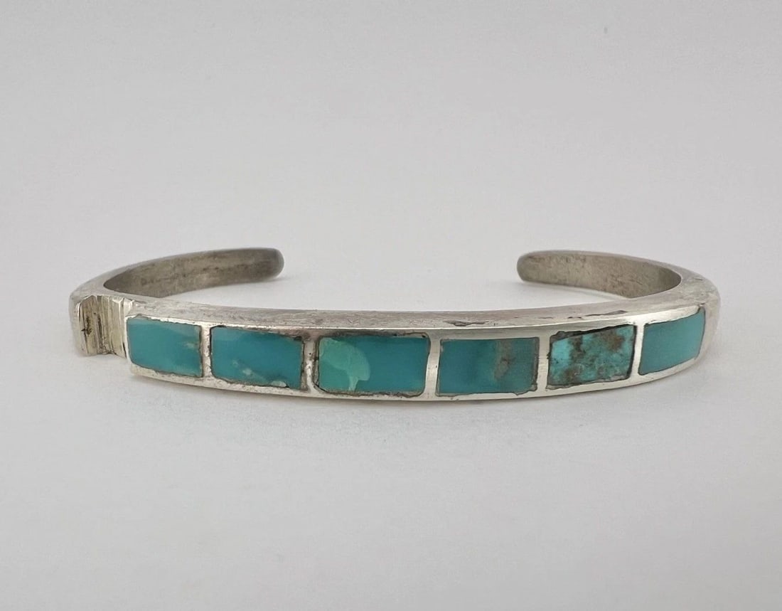 VINTAGE NAVAJO SANDCAST STERLING SILVER FLUSH TURQUOISE CUFF BRACELET (1 of 2)