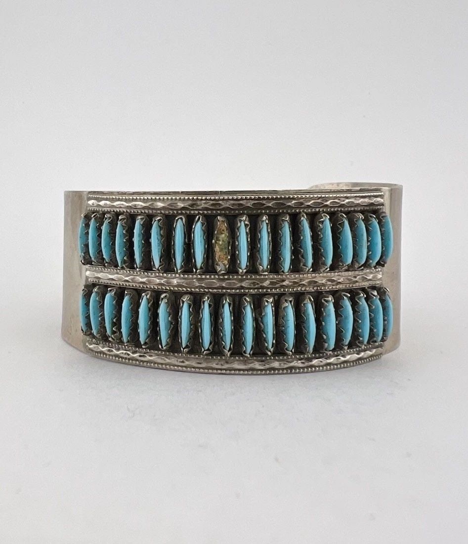 VINTAGE NAVAJO STERLING NEEDLEPOINT TURQUOISE 2 ROW 1" WIDE CUFF BRACELET: VINTAGE NAVAJO STERLING NEEDLEPOINT TURQUOISE 2 ROW 1" WIDE CUFF BRACELET Vintage Navajo Sterling Needlepoint Turquoise 2 Row 1" Wide Cuff Bracelet Cuff is 5 1/4" tip to Tip and has a 1 1/8" Wide adju