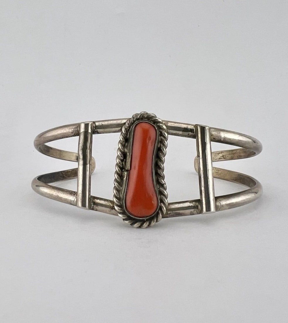 VINTAGE NAVAJO STERLING SILVER MEDITERRANEAN BRANCH CORAL CUFF BRACELET: VINTAGE NAVAJO STERLING SILVER MEDITERRANEAN BRANCH CORAL CUFF BRACELET Vintage Navajo Sterling Silver Mediterranean Branch Coral Cuff Bracelet Cuff is 5" tip to Tip and has a 1 1/4" Wide Adjustable G