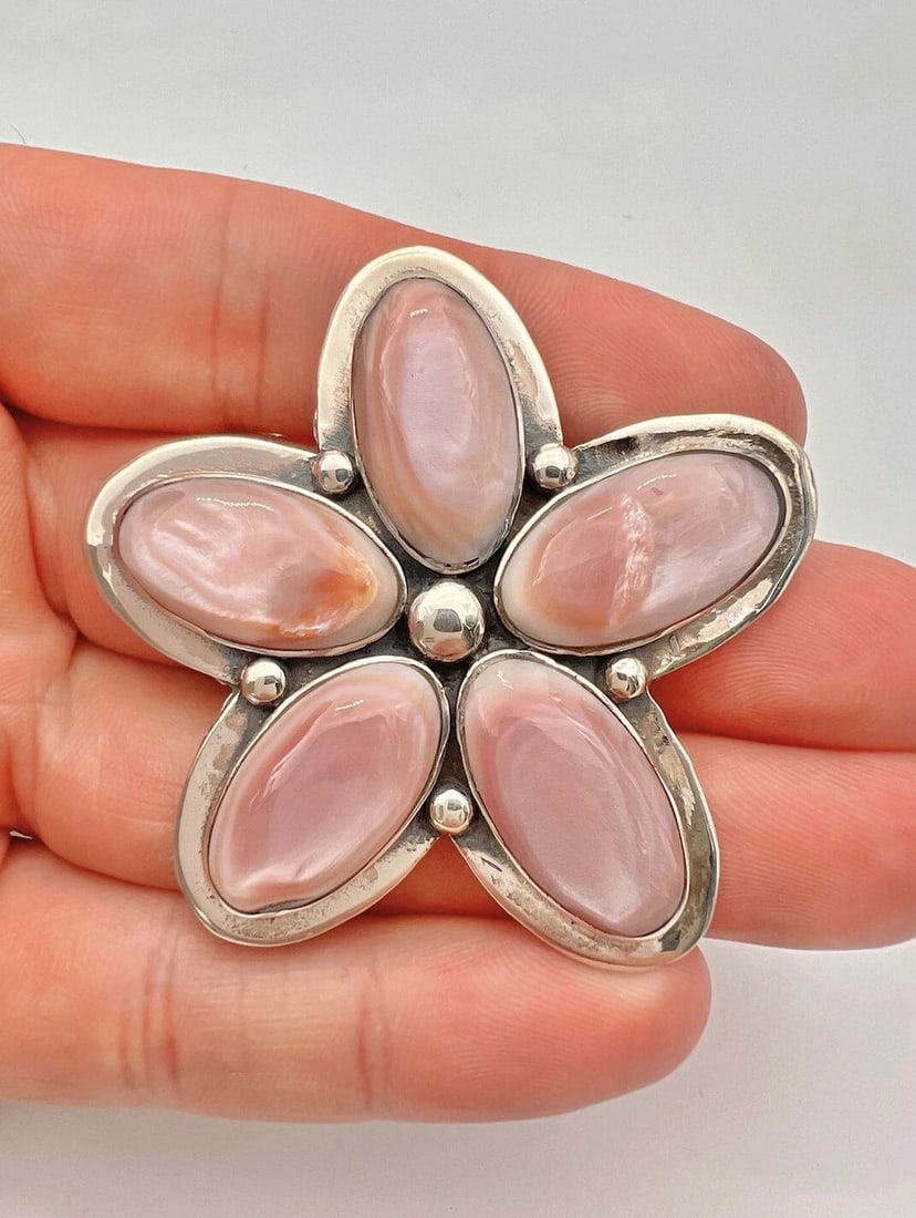 VINTAGE NAVAJO STERLING SILVER PINK MOTHER OF PEARL STAR FLOWER BROOCH PIN 2.25": VINTAGE NAVAJO STERLING SILVER PINK MOTHER OF PEARL STAR FLOWER BROOCH PIN 2.25" Vintage Navajo Sterling Silver Pink Mother Of Pearl Star Flower Brooch Pin 2.25" Size: 2 1/4" Tall & Wide Metal: Sterli