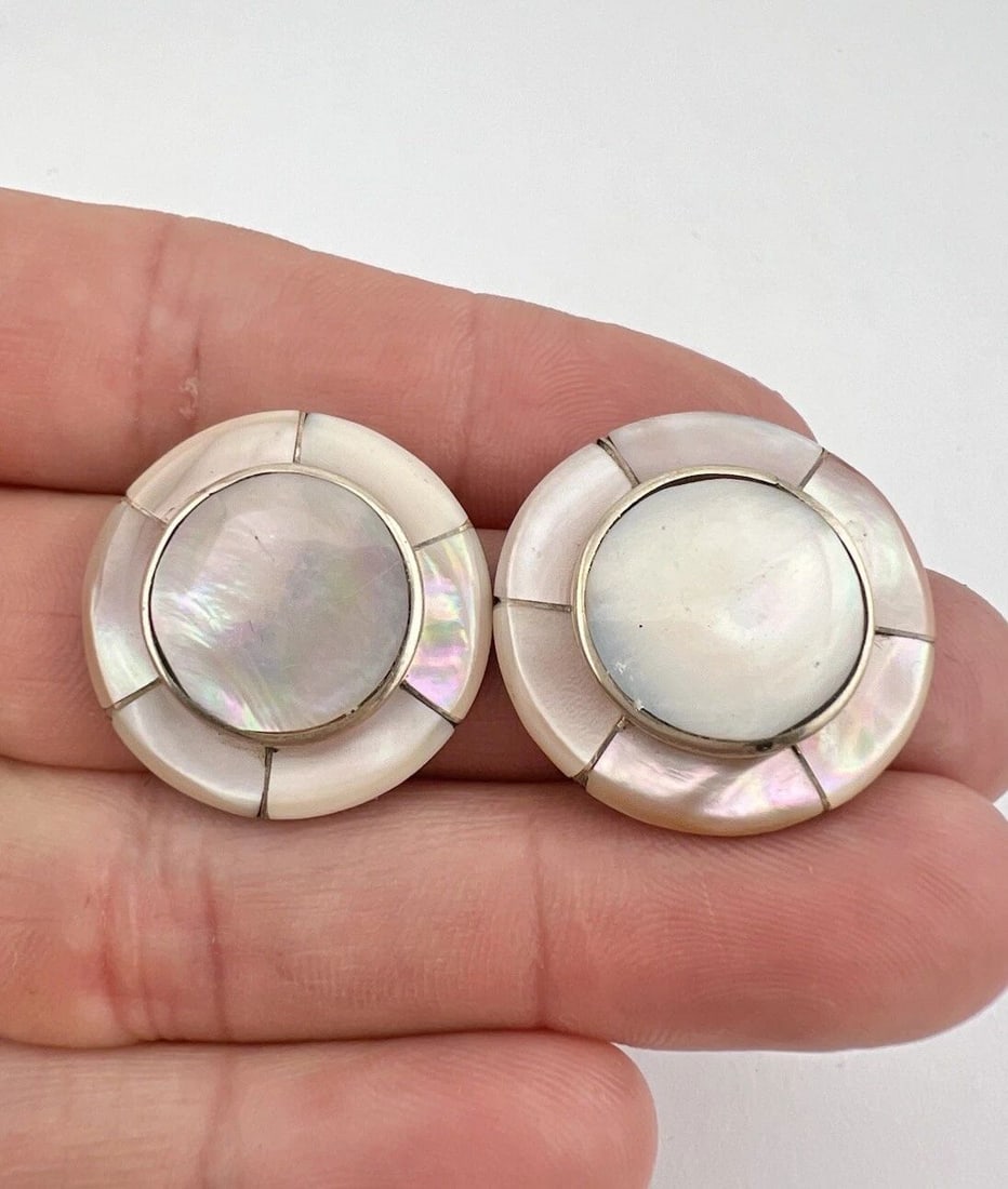 VTG NAVAJO STERLING SILVER PINK MOTHER OF PEARL FLUSH ROUND DISK EARRINGS 1": VTG NAVAJO STERLING SILVER PINK MOTHER OF PEARL FLUSH ROUND DISK EARRINGS 1" Vtg Navajo Sterling Silver Pink Mother of Pearl Flush Round Disk Earrings 1" Size: 1" Tall & 3/4" Wide Weight is 13.9 Grams