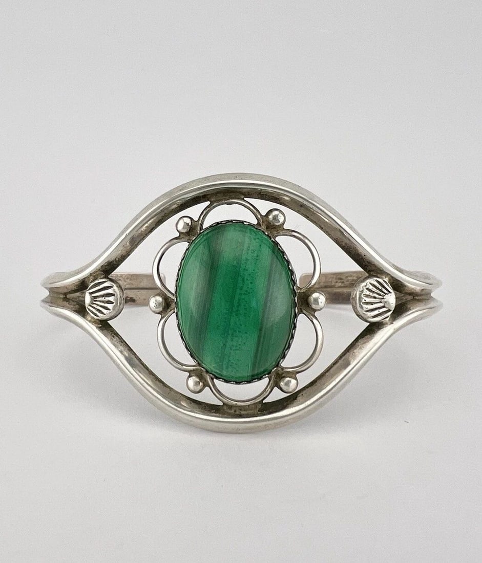 VINTAGE NAVAJO STERLING SILVER GREEN MALACHITE STAMPED CUFF BRACELET (1 of 2)