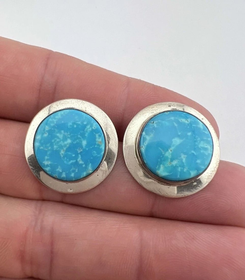VINTAGE NAVAJO STERLING SILVER HIGH GRADE FOX TURQUOISE ROUND POST EARRINGS: VINTAGE NAVAJO STERLING SILVER HIGH GRADE FOX TURQUOISE ROUND POST EARRINGS Vintage Navajo Sterling Silver High Grade Fox Turquoise Round Post Earrings Size: 7/8" Tall & Wide Weight is 7.6 Grams on my