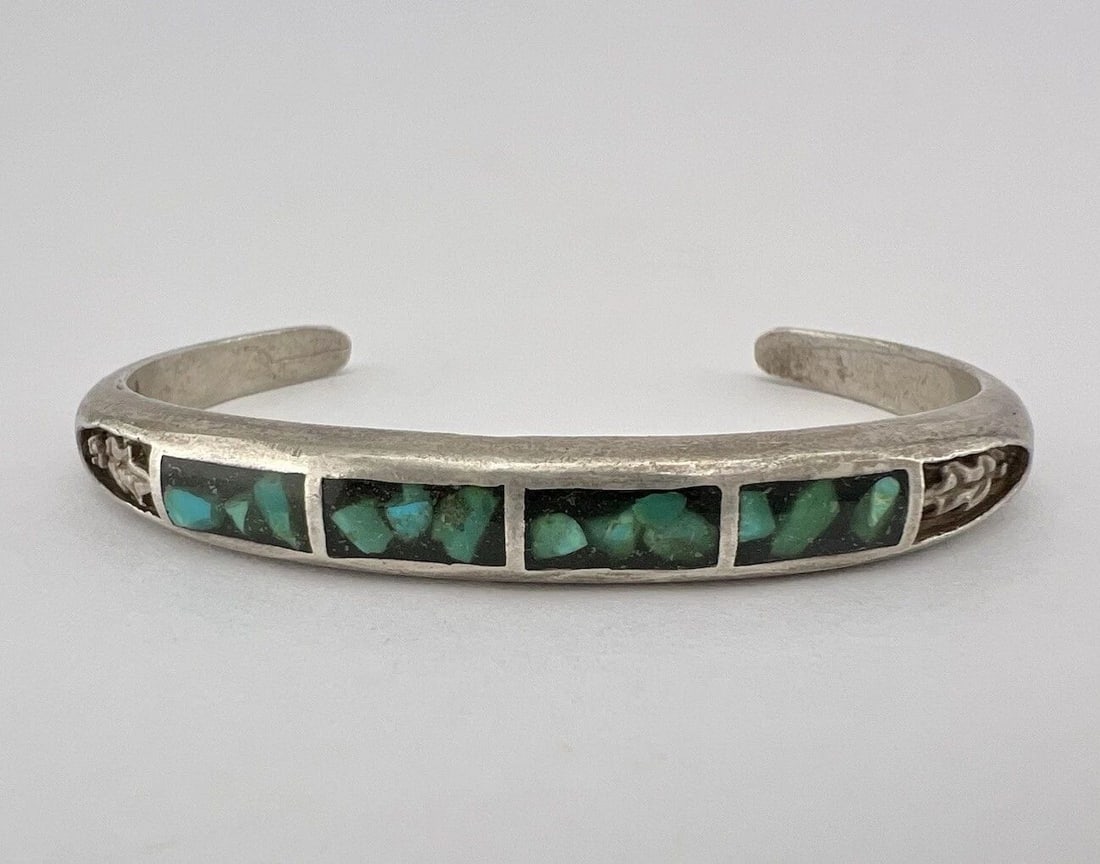 VTG NAVAJO SANDCAST STERLING SILVER FLUSH CHIP CRUSHED TURQUOISE CUFF BRACELET: VTG NAVAJO SANDCAST STERLING SILVER FLUSH CHIP CRUSHED TURQUOISE CUFF BRACELET Vtg Navajo Sandcast Sterling Silver Flush Chip Crushed Turquoise Cuff Bracelet Cuff is Just Under 5" tip to Tip and has a