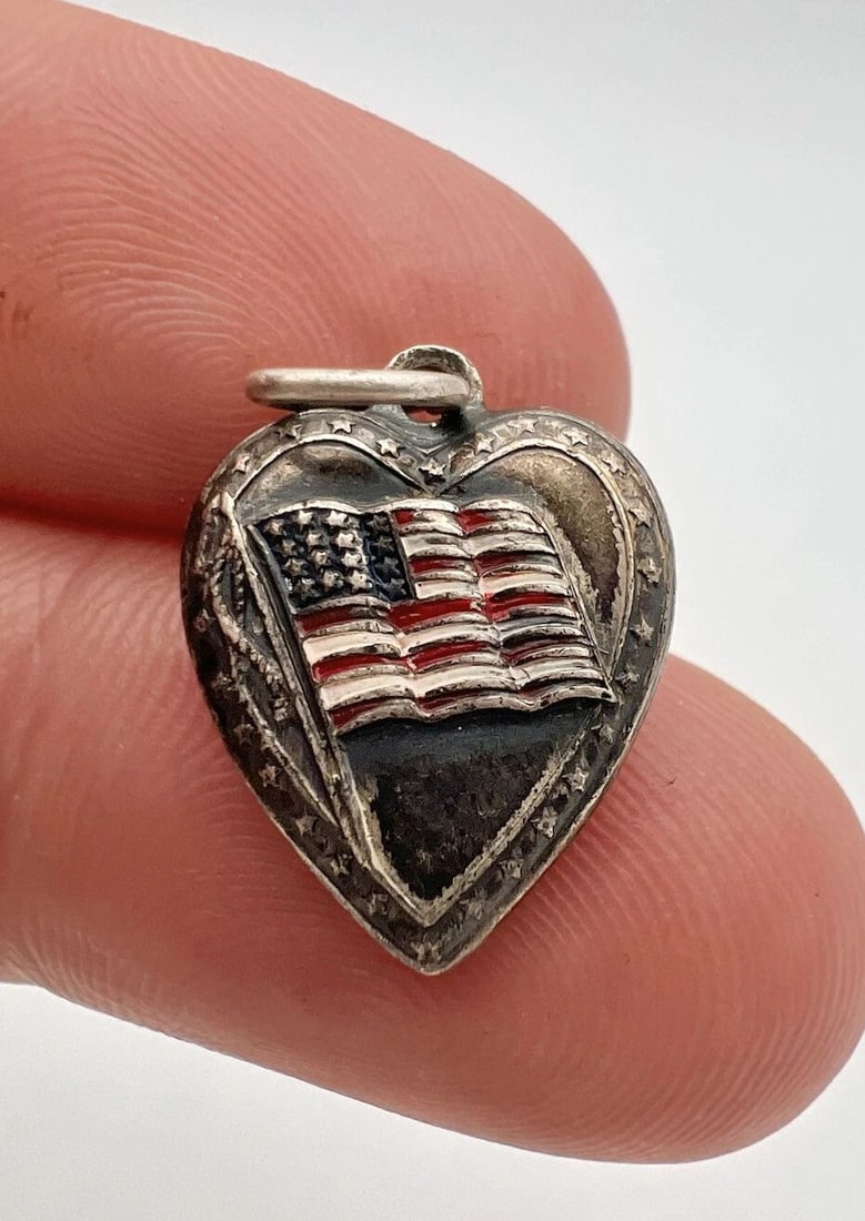 ANTIQUE STERLING SILVER RED WHITE & BLUE AMERICAN FLAG PUFFY HEART CHARM (1 of 2)