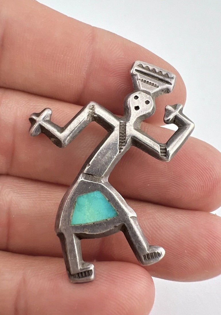 VTG NAVAJO STERLING SILVER SAND CAST KACHINA FLUSH INLAY TURQUOISE PIN BROOCH: VTG NAVAJO STERLING SILVER SAND CAST KACHINA FLUSH INLAY TURQUOISE PIN BROOCH Vtg Navajo Sterling Silver Sand Cast Kachina Flush Inlay Turquoise Pin Brooch Size: 1 3/4" Tall by Over 1 1/4" Wide Metal:
