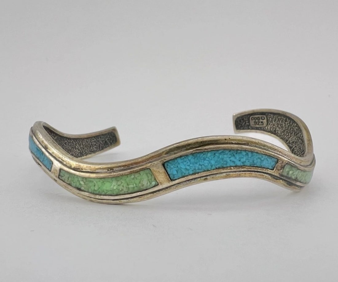 VTG SOUTHWESTERN STERLING SILVER CHIP INLAY TURQUOISE ZIG ZAG CUFF BRACELET: VTG SOUTHWESTERN STERLING SILVER CHIP INLAY TURQUOISE ZIG ZAG CUFF BRACELET Vtg Southwestern Sterling Silver Chip Inlay Turquoise Zig Zag Cuff Bracelet Cuff is 5 3/8" tip to Tip and has a 1 1/2" Wide 