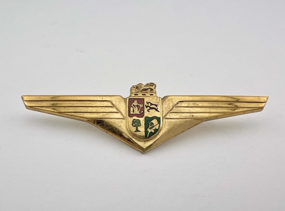 RARE SOUTH AFRICA AIRWAYS (SAA) ENAMEL PILOT GOLD TONE WINGS 3" - 3RD ISSUE: RARE SOUTH AFRICA AIRWAYS (SAA) ENAMEL PILOT GOLD TONE WINGS 3" - 3RD ISSUE Rare South Africa Airways (SAA) Enamel Pilot Gold Tone Wings 3" - 3rd Issue Size: 3" Wide By 7/8" Tall Gold Tone Metal In Gr