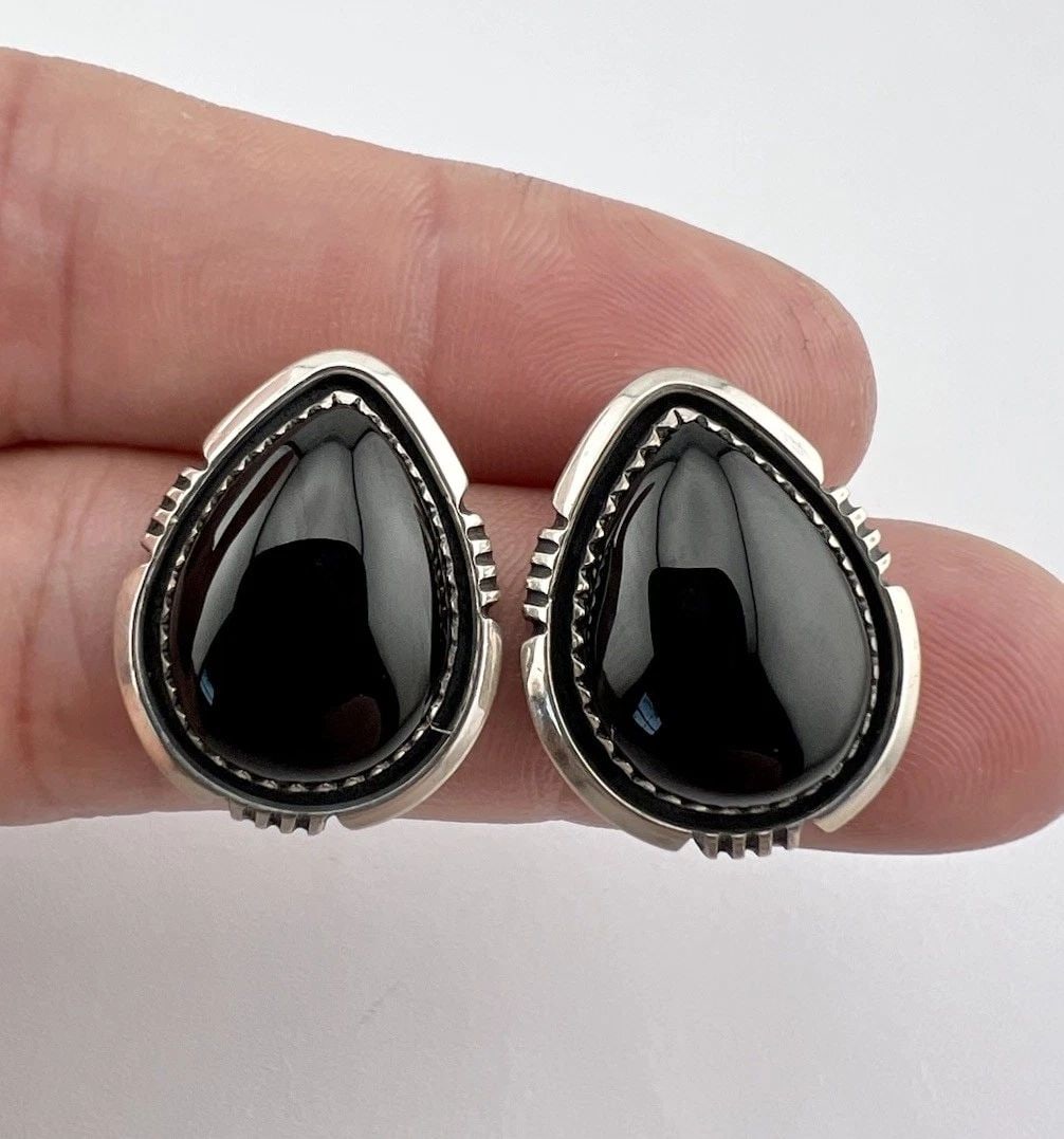 VTG WILL DENETDALE NAVAJO STERLING SILVER BLACK ONYX TEARDROP POST EARRINGS: VTG WILL DENETDALE NAVAJO STERLING SILVER BLACK ONYX TEARDROP POST EARRINGS Vtg Will Denetdale Navajo Sterling Silver Black Onyx Teardrop Post Earrings Size: About 1" Tall & 3/4" Wide Weight is 8.5 Gr
