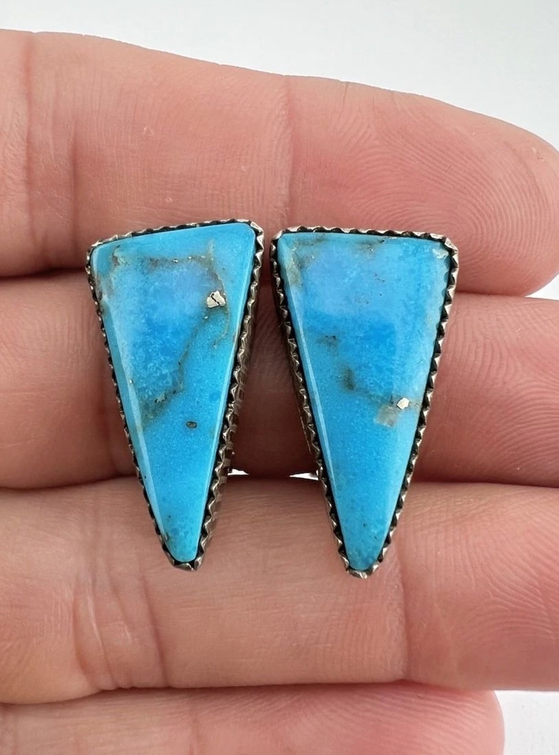 VINTAGE NAVAJO STERLING SILVER HIGH GRADE KINGMAN TURQUOISE TRIANGLE EARRINGS: VINTAGE NAVAJO STERLING SILVER HIGH GRADE KINGMAN TURQUOISE TRIANGLE EARRINGS Vintage Navajo Sterling Silver High Grade Kingman Turquoise Triangle Earrings Size: 1" Tall & 5/8" Wide Weight is 10.0 Gra