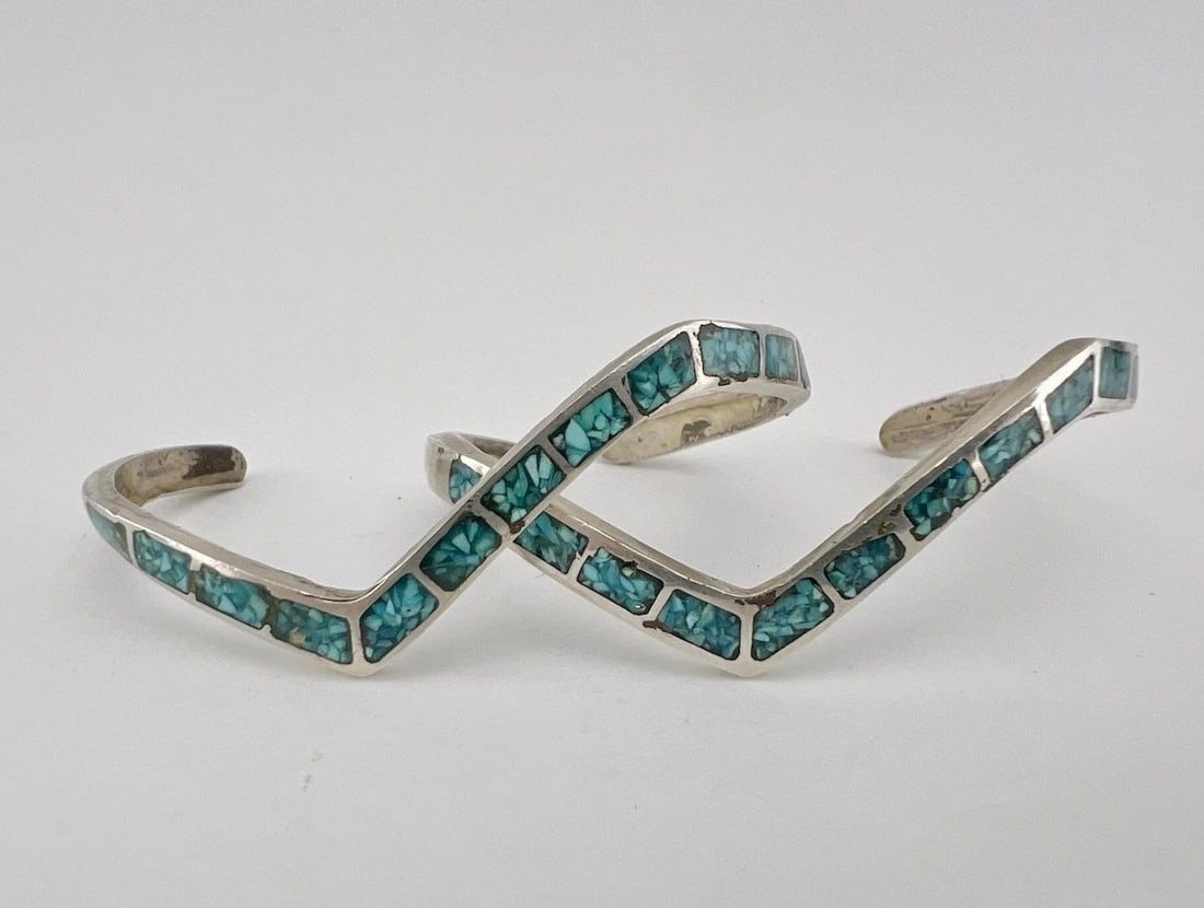 2 VTG NAVAJO STERLING SILVER CRUSHED CHIP TURQUOISE FLUSH ZIG ZAG CUFF BRACELET: 2 VTG NAVAJO STERLING SILVER CRUSHED CHIP TURQUOISE FLUSH ZIG ZAG CUFF BRACELET 2 Vtg Navajo Sterling Silver Crushed Chip Turquoise Flush Zig Zag Cuff Bracelet Cuff is 4 1/8" tip to Tip and has a 1 1/