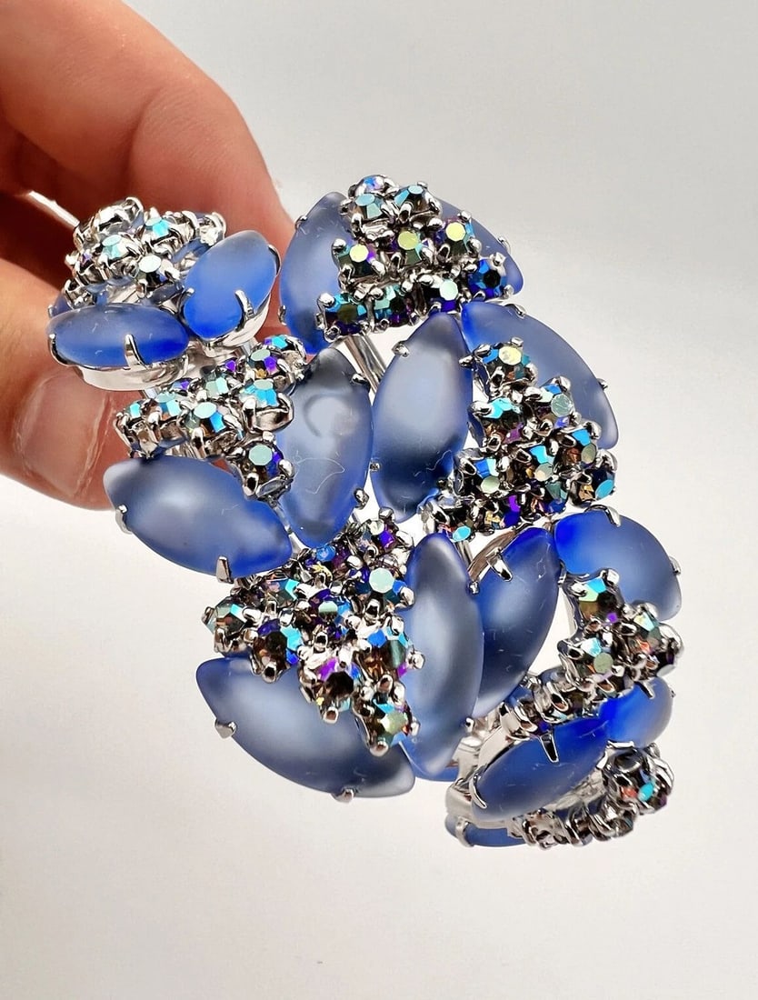 VINTAGE JULIANA FROSTED BLUE & AURORA BOREALIS RHINESTONE CLAMPER CUFF BRACELET: VINTAGE JULIANA FROSTED BLUE & AURORA BOREALIS RHINESTONE CLAMPER CUFF BRACELET Vintage Juliana Frosted Blue & Aurora Borealis Rhinestone Clamper Cuff Bracelet Bangle Is A Clapper And Will Fit Most Si