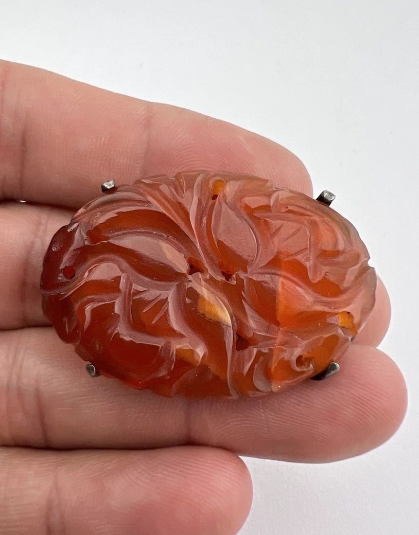 VINTAGE CHINESE SILVER NATURAL CARVED CARNELIAN OVAL PIN BROOCH: VINTAGE CHINESE SILVER NATURAL CARVED CARNELIAN OVAL PIN BROOCH Vintage Chinese Silver Natural Carved Carnelian Oval Pin Brooch Size: 1 5/8"Wide by Almost 1 1/4" Tall Metal: Silver - Tested Weight is 