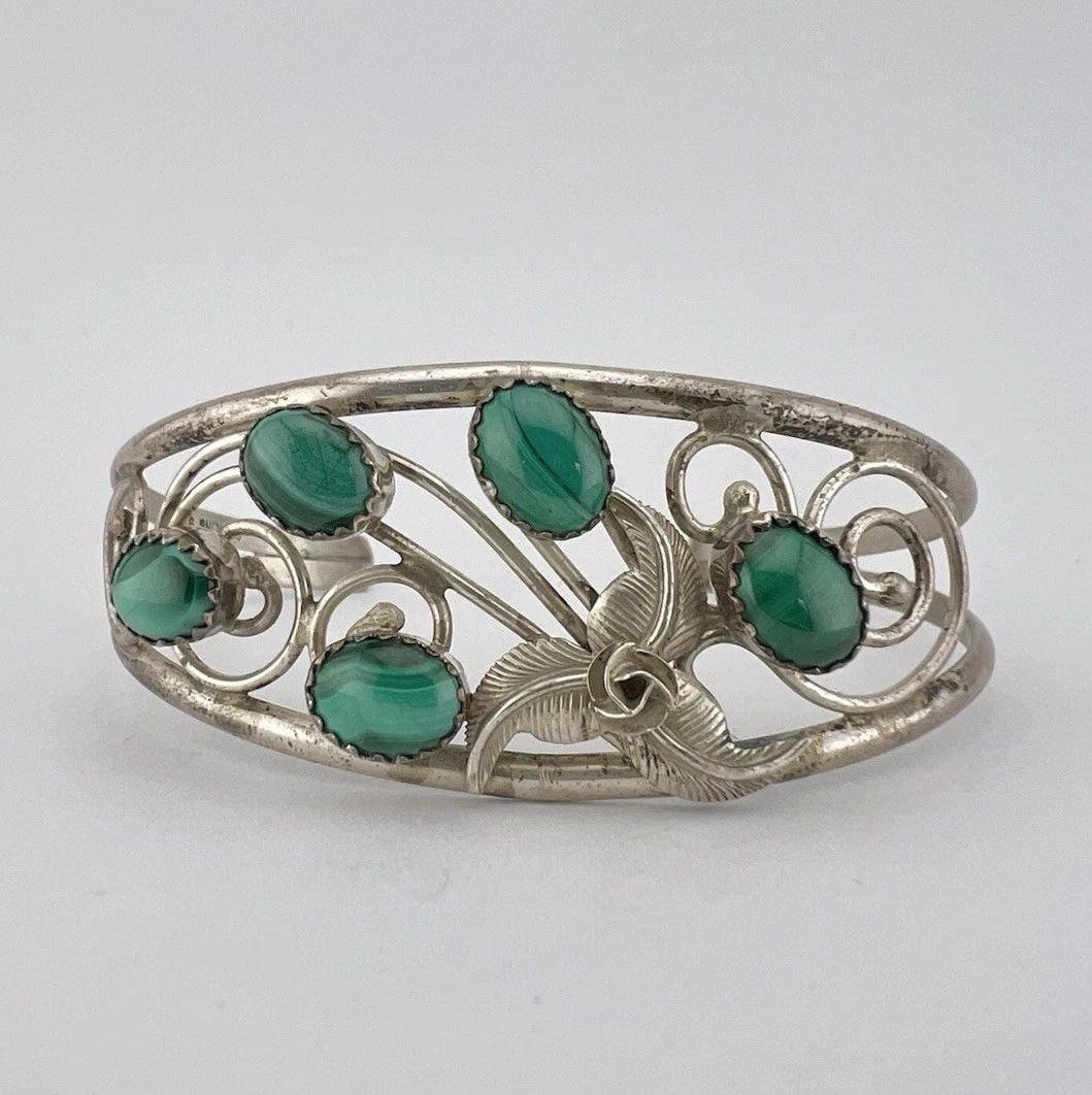 VINTAGE NAVAJO STERLING SILVER GREEN MALACHITE STAMPED CLUSTER CUFF BRACELET: VINTAGE NAVAJO STERLING SILVER GREEN MALACHITE STAMPED CLUSTER CUFF BRACELET Vintage Navajo Sterling Silver Green Malachite Stamped Cluster Cuff Bracelet Cuff is 5 1/8" tip to Tip and has a 1 1/8" Wid