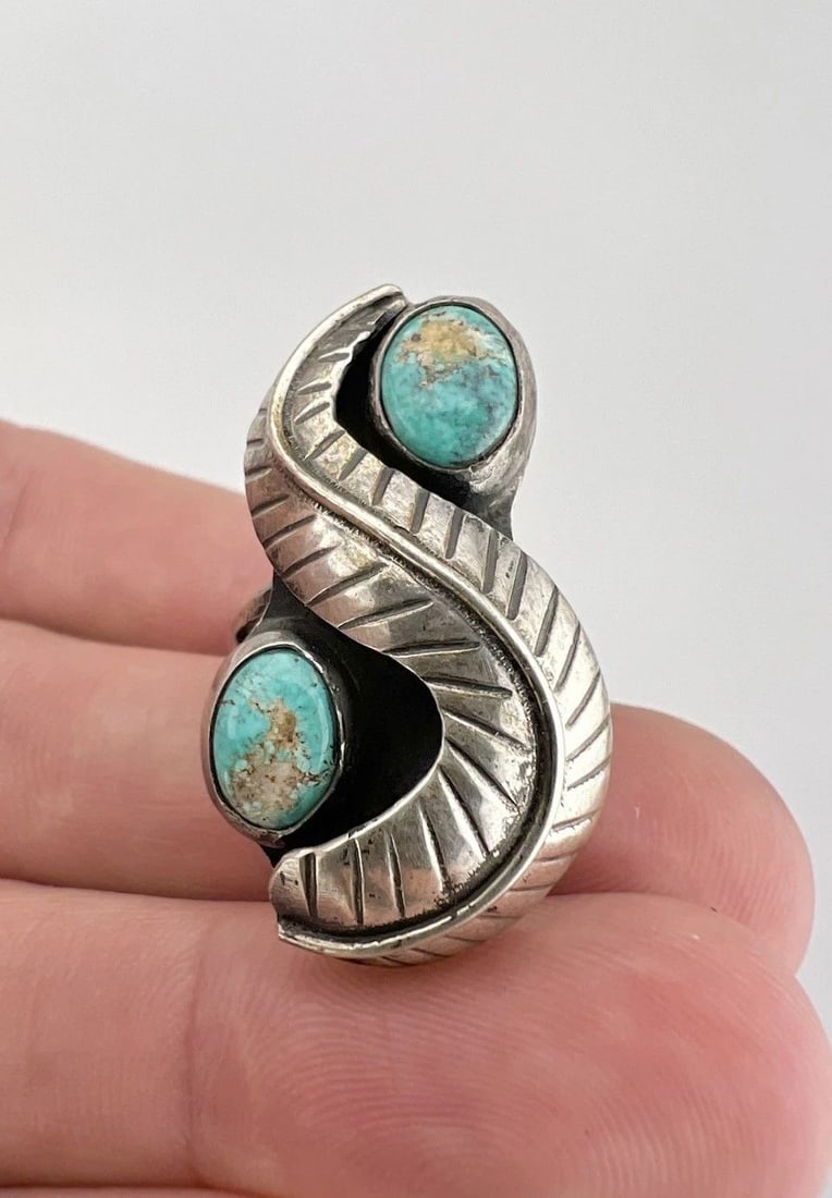 VTG NAVAJO STERLING SILVER KINGMAN TURQUOISE STAMPED FEATHER LARGE RING: VTG NAVAJO STERLING SILVER KINGMAN TURQUOISE STAMPED FEATHER LARGE RING Vtg Navajo Sterling Silver Kingman Turquoise Stamped Feather Large Ring Ring Size: 7.5 - Can Be Re Sized Weight is 7.8 Grams on 