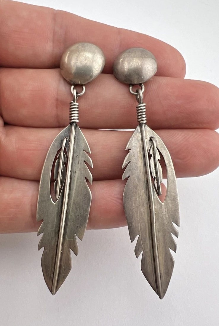 VINTAGE NAVAJO STERLING SILVER DETAILED STAMPED FEATHER POST EARRINGS 3" (1 of 2)