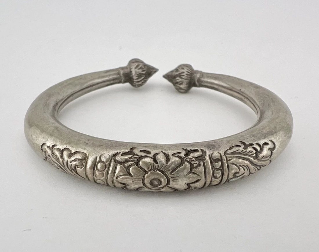 ANTIQUE OLD CHINESE EXPORT SILVER FLORAL ENGRAVED BANGLE BRACELET 13.3G (1 of 2)