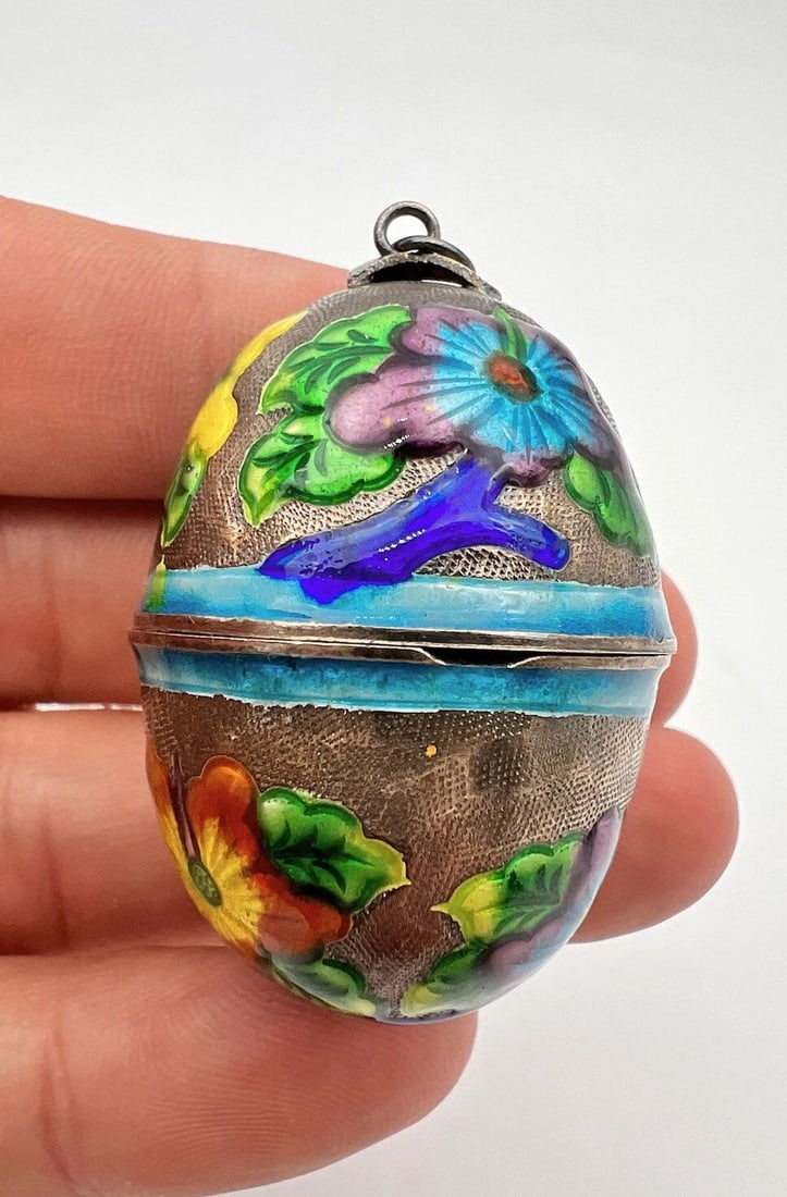 ANTIQUE CHINESE EXPORT SILVER MULTI COLOR ENAMEL FLOWER EGG LOCKET PENDANT: ANTIQUE CHINESE EXPORT SILVER MULTI COLOR ENAMEL FLOWER EGG LOCKET PENDANT Antique Chinese Export Silver Multi Color Enamel Flower Egg Locket Pendant Size: About 2" Tall With Bail By 1 1/8" Wide Metal