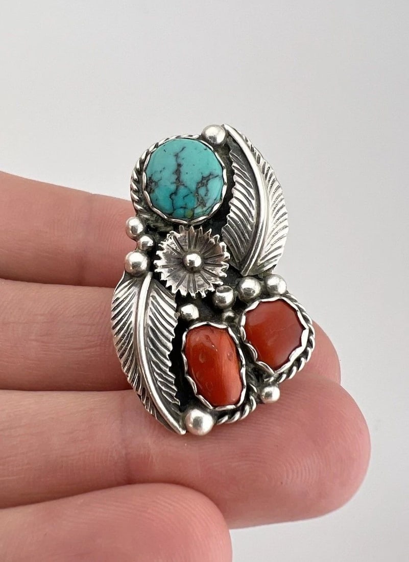 VTG NAVAJO STERLING SILVER KINGMAN TURQUOISE & RED CORAL STAMPED DETAILED RING: VTG NAVAJO STERLING SILVER KINGMAN TURQUOISE & RED CORAL STAMPED DETAILED RING Vtg Navajo Sterling Silver Kingman Turquoise & Red Coral Stamped Detailed Ring Ring Size: 6.75 - Can Be Re Sized Weight i