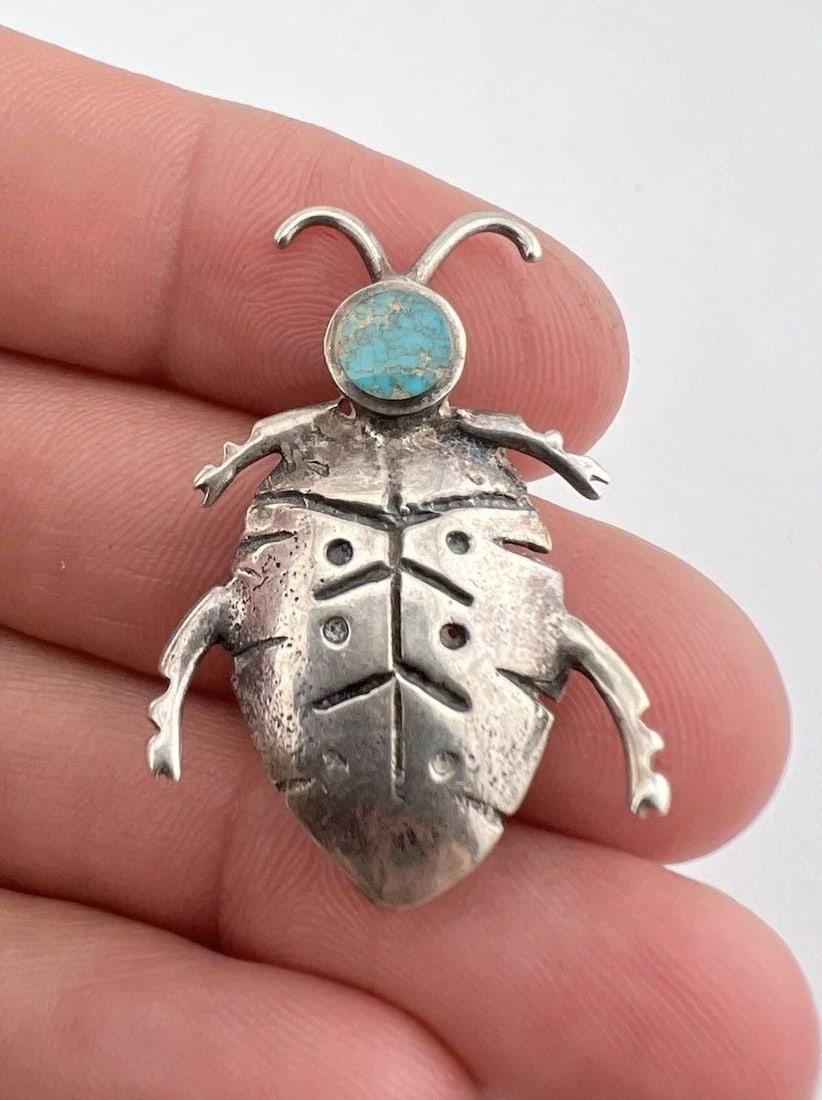 VTG NAVAJO STERLING SILVER FLUSH TURQUOISE INSECT BUG COCKROACH BROOCH 1 3/8": VTG NAVAJO STERLING SILVER FLUSH TURQUOISE INSECT BUG COCKROACH BROOCH 1 3/8" Vtg Navajo Sterling Silver Flush Turquoise Insect Bug Cockroach Brooch 1 3/8" Size: 1 3/8" Tall By 7/8" Wide Metal: Sterli