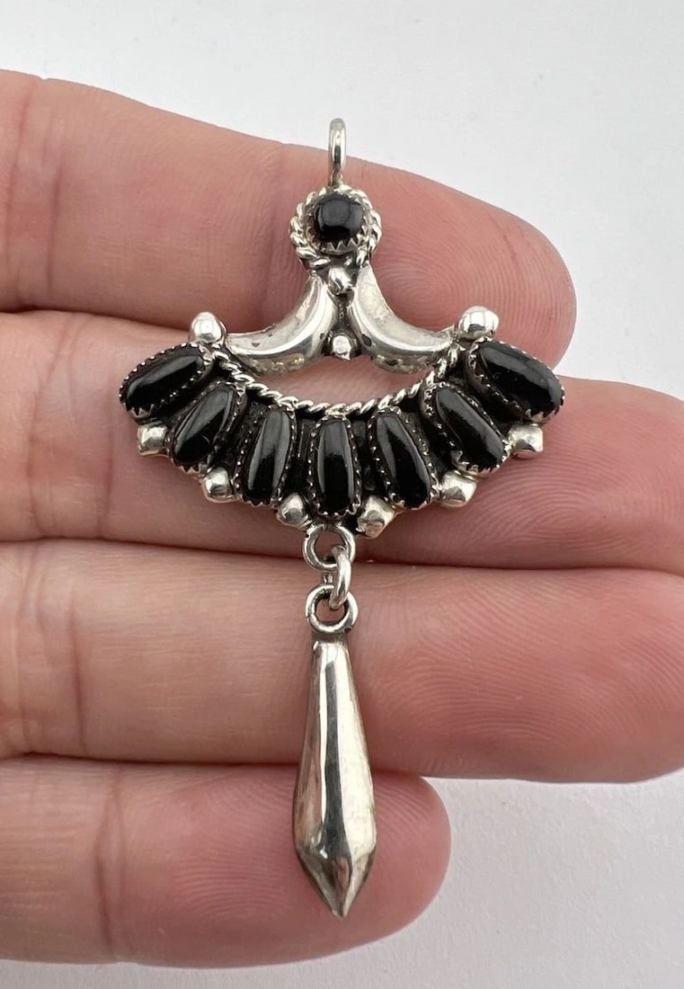 VTG BILL & LOU LAWEKA ZUNI STERLING SILVER BLACK JET CLUSTER PENDANT 2.25": VTG BILL & LOU LAWEKA ZUNI STERLING SILVER BLACK JET CLUSTER PENDANT 2.25" VTG BILL & LOU LAWEKA ZUNI STERLING SILVER BLACK JET CLUSTER PENDANT 2.25" Size: 2 1/4" Tall With Bail By 1 1/4" Wide Metal: 