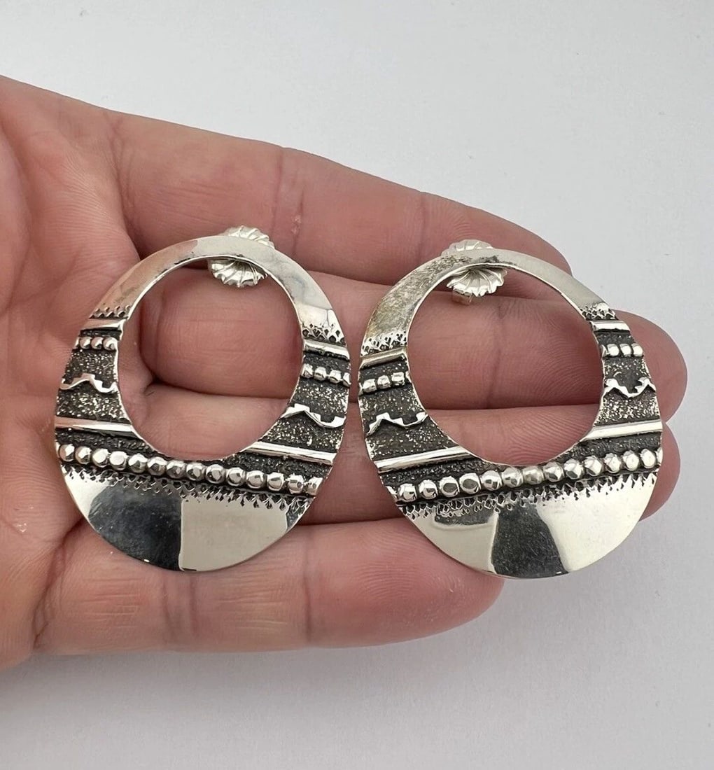 HUGE TOMMY THOMAS SINGER NAVAJO STERLING SILVER OVERLAY OVAL POST EARRINGS 1.75" (1 of 2)