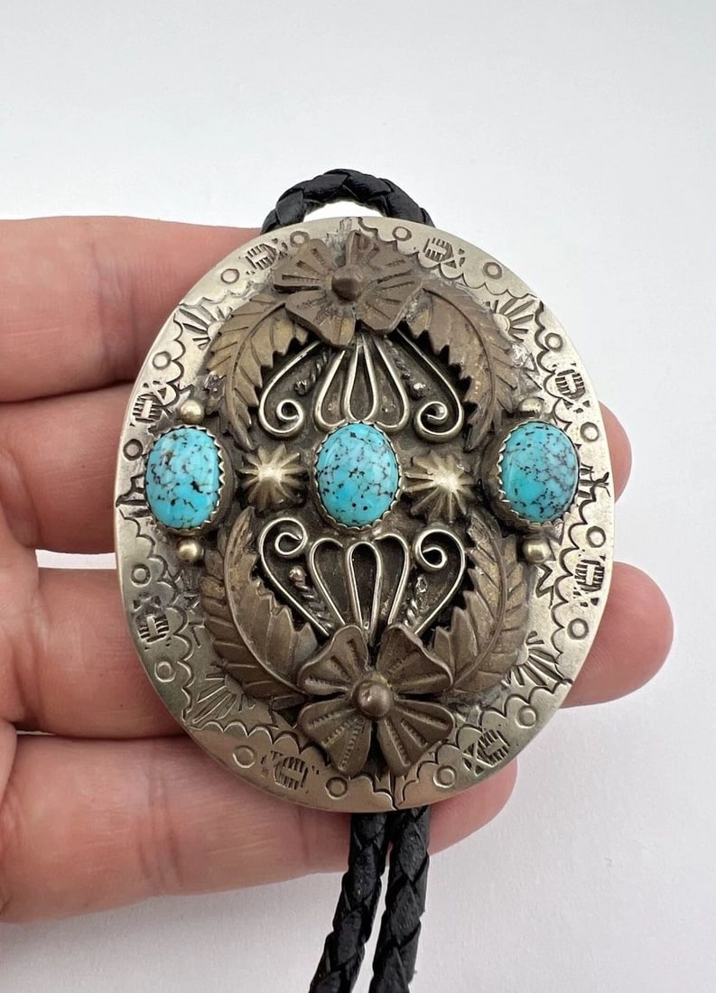 VTG NAVAJO NICKEL SILVER HIGH GRADE KINGMAN TURQUOISE STAMPED OVAL BOLO TIE 2.5": VTG NAVAJO NICKEL SILVER HIGH GRADE KINGMAN TURQUOISE STAMPED OVAL BOLO TIE 2.5" Vtg Navajo Nickel Silver High Grade Kingman Turquoise Stamped Oval Bolo Tie 2.5" Size: 2 1/2" Tall by 2 1/8" Wide Weigh