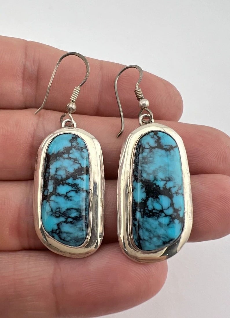 VTG NAVAJO STERLING SILVER KINGMAN TURQUOISE STAMPED OVAL POST EARRINGS 2": VTG NAVAJO STERLING SILVER KINGMAN TURQUOISE STAMPED OVAL POST EARRINGS 2" Vtg Navajo Sterling Silver Webbed Kingman Turquoise Stamped Oval Post Earrings 2" Size: 2" Tall and 5/8" Wide Weight is 9.6 G