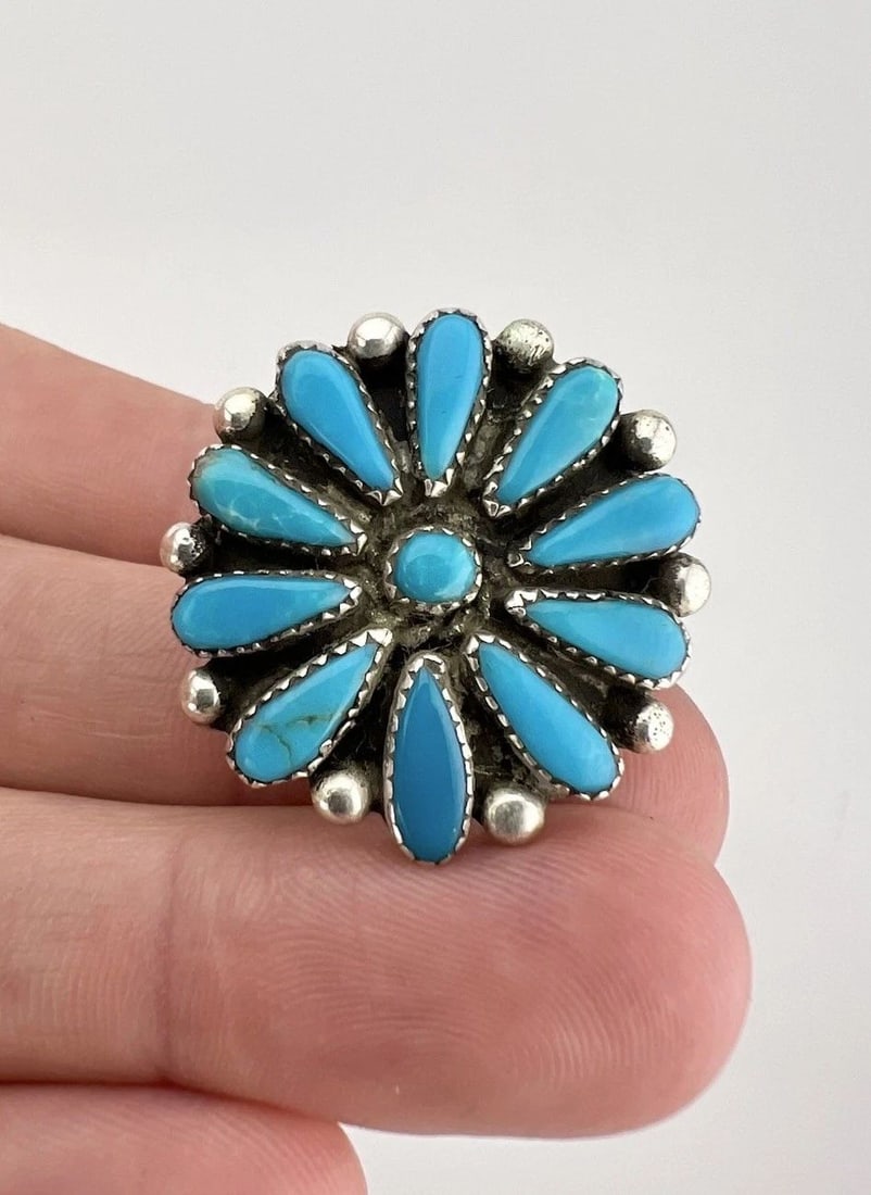 VINTAGE NAVAJO SILVER PETIT POINT TURQUOISE CLUSTER ROUND WOMEN'S RING: VINTAGE NAVAJO SILVER PETIT POINT TURQUOISE CLUSTER ROUND WOMEN'S RING Vintage Navajo Silver Petit Point Turquoise Cluster Round Women's Ring Ring Size: 8- Can Be re Sized Weight is 8.7 Grams on my sc