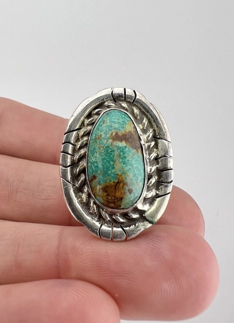 VINTAGE NAVAJO STERLING SILVER ROYSTON TURQUOISE STAMPED TWIST OVAL RING: VINTAGE NAVAJO STERLING SILVER ROYSTON TURQUOISE STAMPED TWIST OVAL RING Vintage Navajo Sterling Silver Royston Turquoise Stamped Twist Oval Ring Ring Size: 10.25 - Can Be Resized Weight is 13.2 Grams