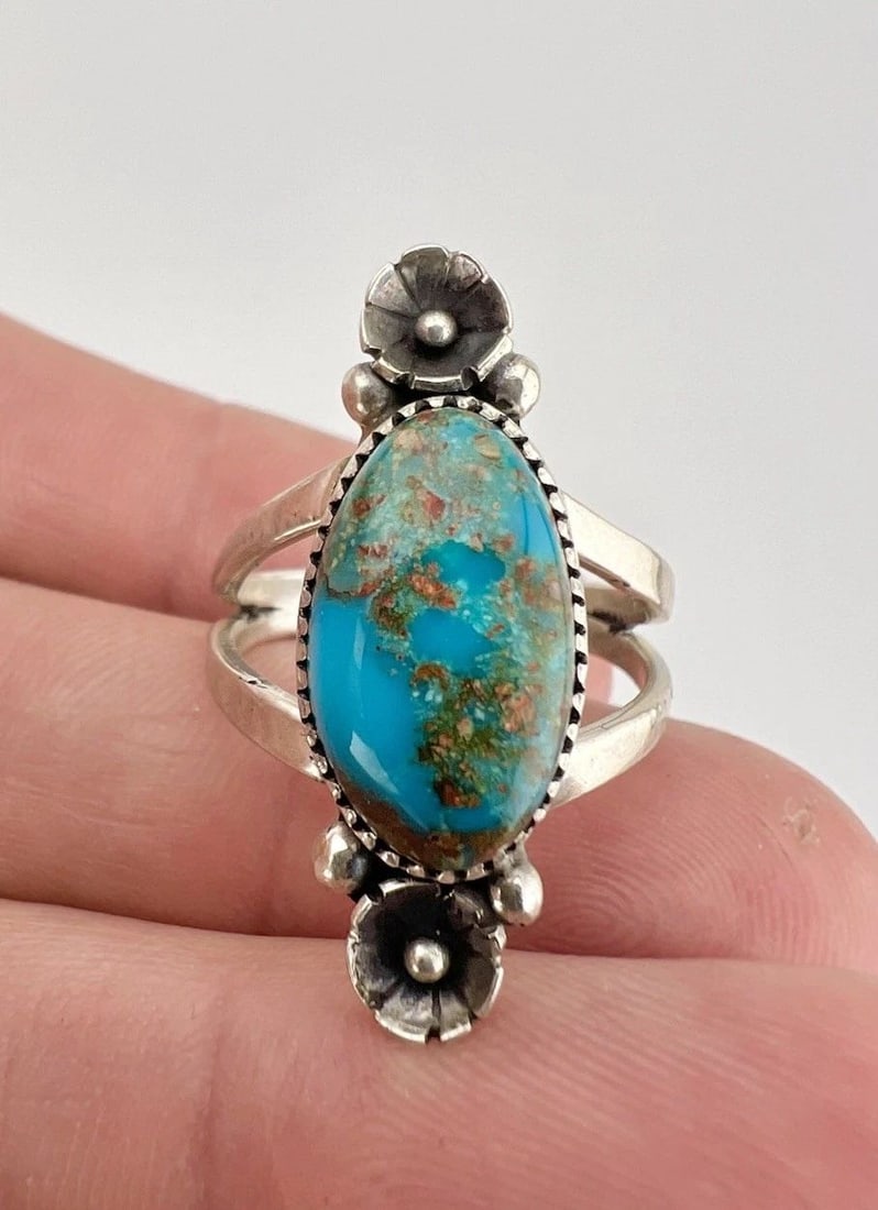 VINTAGE NAVAJO STERLING SILVER WEBBED BISBEE TURQUOISE STAMPED FLOWER RING #1: VINTAGE NAVAJO STERLING SILVER WEBBED BISBEE TURQUOISE STAMPED FLOWER RING #1 Vintage Navajo Sterling Silver Webbed Bisbee Turquoise Stamped Flower Ring Ring Size: 8 - Can Be Re Sized Weight is 6.2 Gr