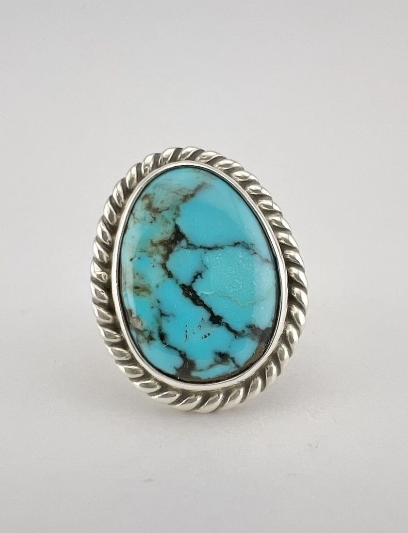 VINTAGE NAVAJO STERLING SILVER SPIDERWEB KINGMAN TURQUOISE TWIST OVAL RING: VINTAGE NAVAJO STERLING SILVER SPIDERWEB KINGMAN TURQUOISE TWIST OVAL RING Vintage Navajo Sterling Silver Spiderweb Kingman Turquoise Twist Oval Ring Ring Size: 6.25 - Can Be Re Sized Weight is 8.5 Gr