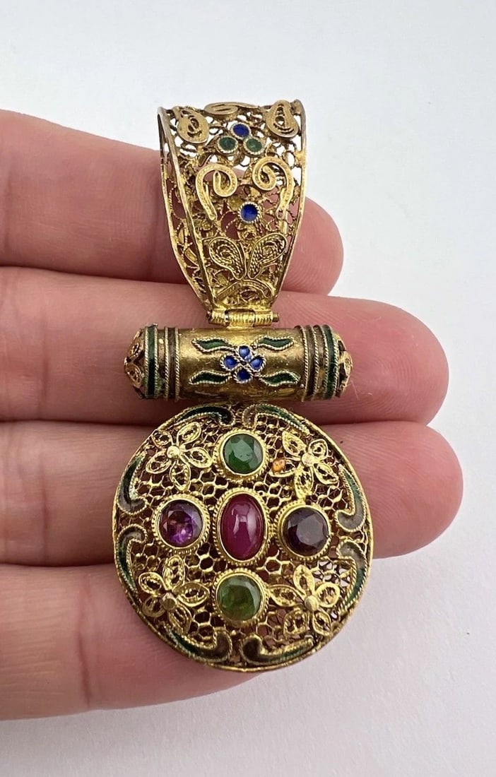 VTG CHINESE EXPORT GILT SILVER EMERALD RUBY AMETHYST FILIGREE ENAMEL PENDANT: VTG CHINESE EXPORT GILT SILVER EMERALD RUBY AMETHYST FILIGREE ENAMEL PENDANT Vtg Chinese Export Gilt Silver Emerald Ruby Amethyst Filigree Enamel Pendant Size: 2 3/8"Tall By 1 1/8" Wide at the Base Me