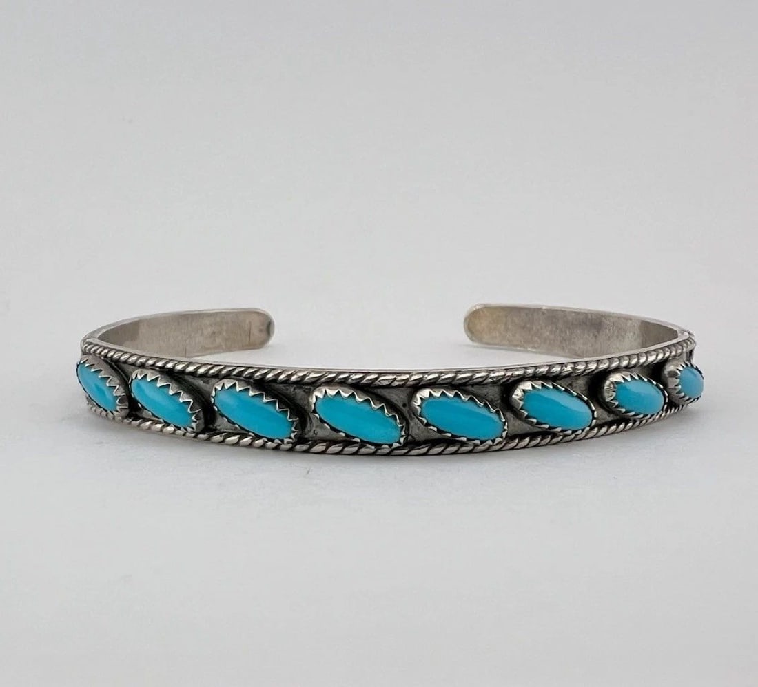 VINTAGE FRED HARVEY ERA ZUNI STERLING SILVER TURQUOISE 1 ROW CUFF BRACELET: VINTAGE FRED HARVEY ERA ZUNI STERLING SILVER TURQUOISE 1 ROW CUFF BRACELET Vintage Fred Harvey Era Zuni Sterling Silver Turquoise 1 Row Cuff Bracelet Cuff is Just Under 5 1/2" tip to Tip and has a 1" 