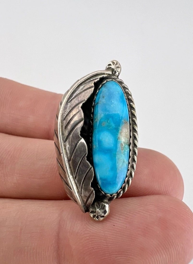 VTG NAVAJO STERLING SILVER BIRDS EYE KINGMAN TURQUOISE STAMPED FEATHER LONG RING: VTG NAVAJO STERLING SILVER BIRDS EYE KINGMAN TURQUOISE STAMPED FEATHER LONG RING Vtg Navajo Sterling Silver BIRDS EYE KINGMAN Turquoise Stamped Feather Long Ring Ring Size: 7 - Can Be Re Sized Weight 
