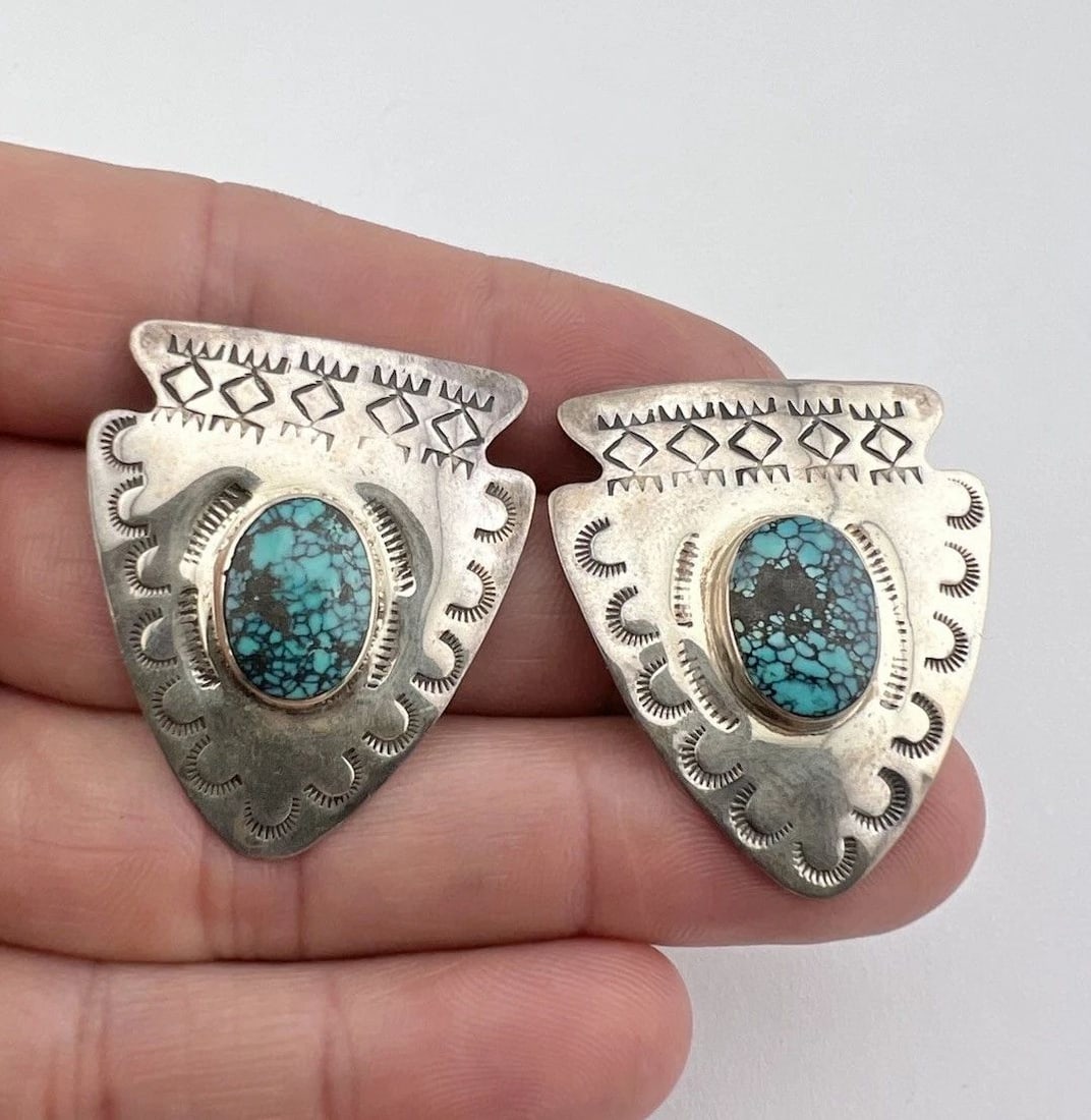 VTG NAVAJO STERLING SILVER SPIDERWEB TURQUOISE STAMPED ARROWHEAD EARRINGS 1.5": VTG NAVAJO STERLING SILVER SPIDERWEB TURQUOISE STAMPED ARROWHEAD EARRINGS 1.5" Vtg Navajo Sterling Silver Spiderweb Turquoise Stamped Arrowhead Earrings 1.5" Size: Around 1 1/2" Tall & 1 1/4" Wide Wei