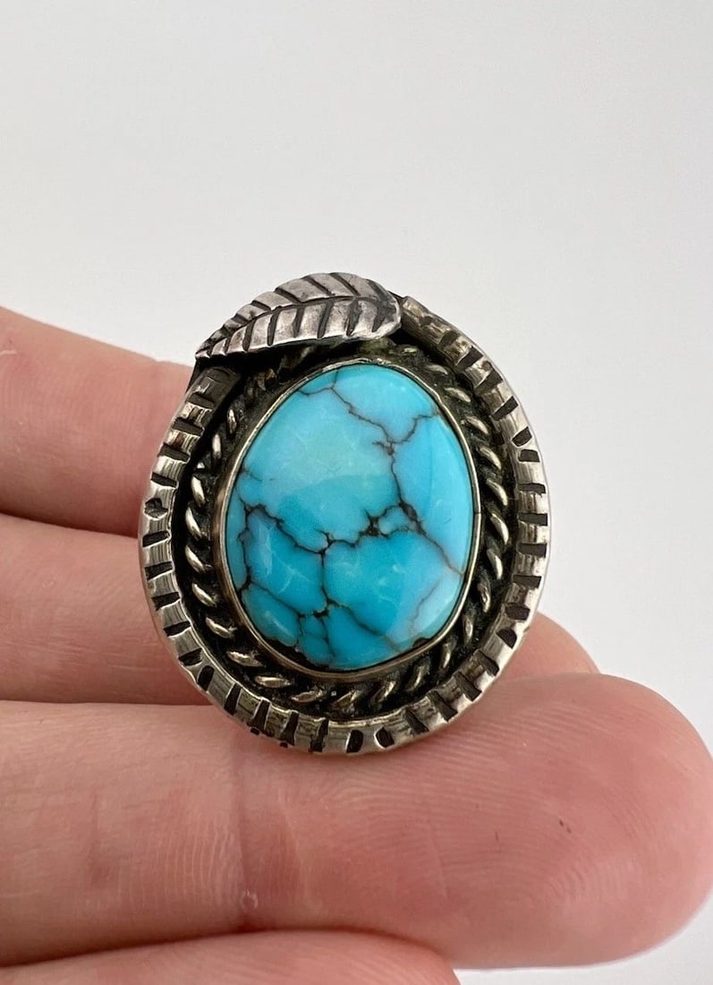 VINTAGE NAVAJO STERLING SILVER BLUE SPIDERWEB KINGMAN TURQUOISE STAMPED RING: VINTAGE NAVAJO STERLING SILVER BLUE SPIDERWEB KINGMAN TURQUOISE STAMPED RING Vintage Navajo Sterling Silver Blue Spiderweb Kingman Turquoise Stamped Ring Ring Size: 6.25 - Can Be Re Sized Weight is 11