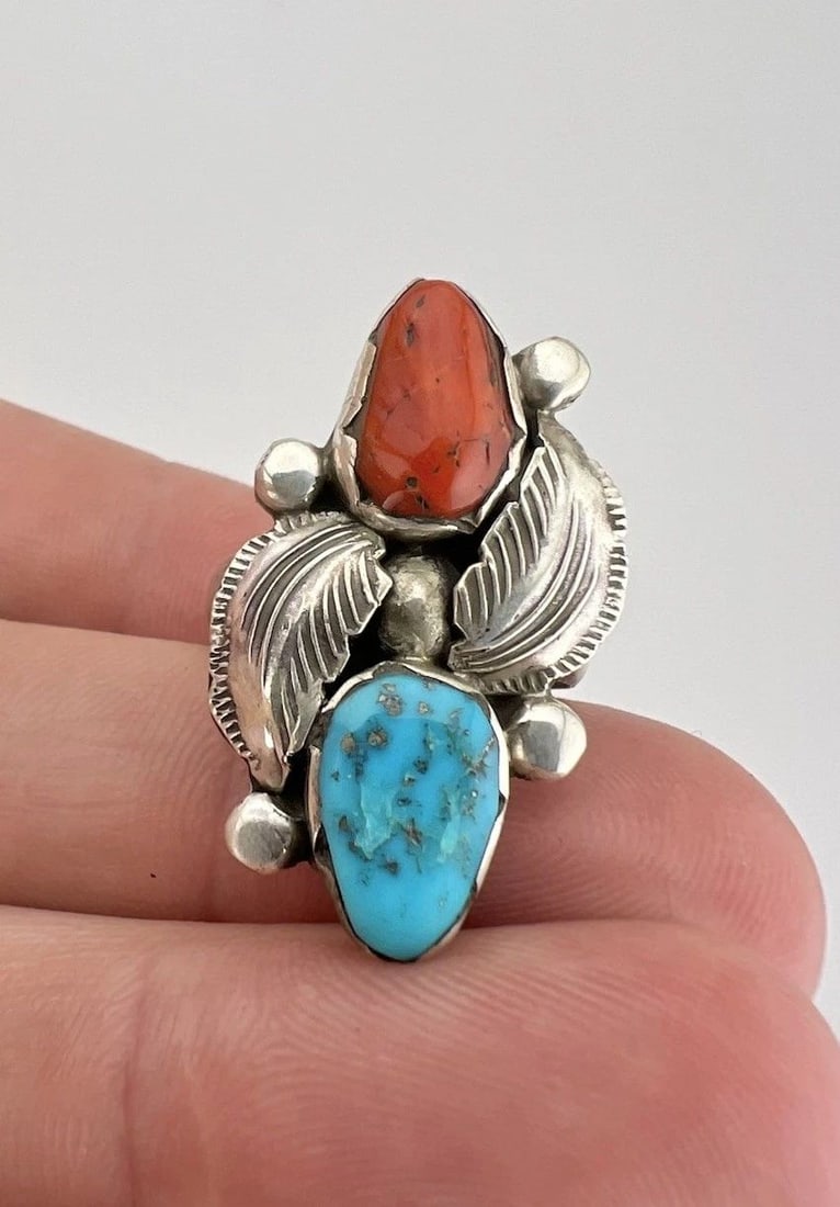 VTG SIMPLICIO ZUNI STERLING SILVER TURQUOISE & RED CORAL WOMEN'S RING: VTG SIMPLICIO ZUNI STERLING SILVER TURQUOISE & RED CORAL WOMEN'S RING Vtg Simplicio Zuni Sterling Silver Turquoise & Red Coral Women's Ring Ring Size: 7.5 - Can Be Resized Weight is 6.2 Grams on my sc