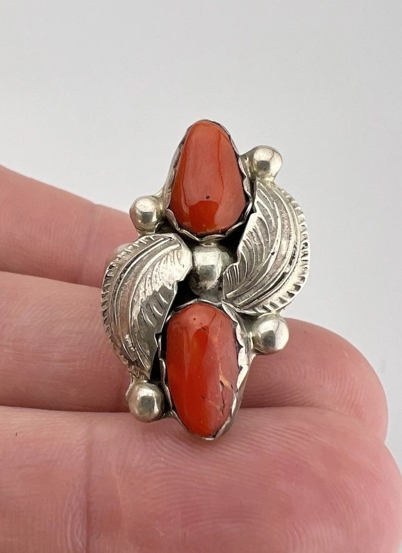 VTG SIMPLICIO ZUNI STERLING SILVER RED MEDITERRANEAN CORAL WOMEN'S RING: VTG SIMPLICIO ZUNI STERLING SILVER RED MEDITERRANEAN CORAL WOMEN'S RING Vtg Simplicio Zuni Sterling Silver Red Mediterranean Coral Women's Ring Ring Size: 8.25 - Can Be Resized Weight is 6.1 Grams on 